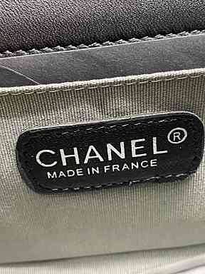 หนังแท้ CHANEL BOY 10" หนังคาเวียร์ อะไหล่เงิน/ทอง พร้อมส่งที่ไทย หนังลูกวัวแท้ อะไหล่โลหะสีรูทีเนียม สวยคลาสสิกทุกยุคสมัย เกรดออริจินอล 1:1 ภาพสินค้าถ่ายจากงานขายจริง ใช้งานต่างประเทศได้