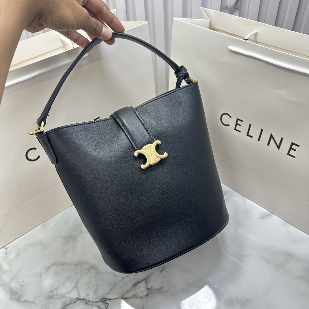 CELINE MEDIUM LOUISE BAG in SMOOTH CALFSKIN / Celine Bucket Bag กระเป๋าทรงบัคเก็ต กระเป๋าถือรุ่นใหม่ล่าสุด ดีไซน์หรูคลาสสิค