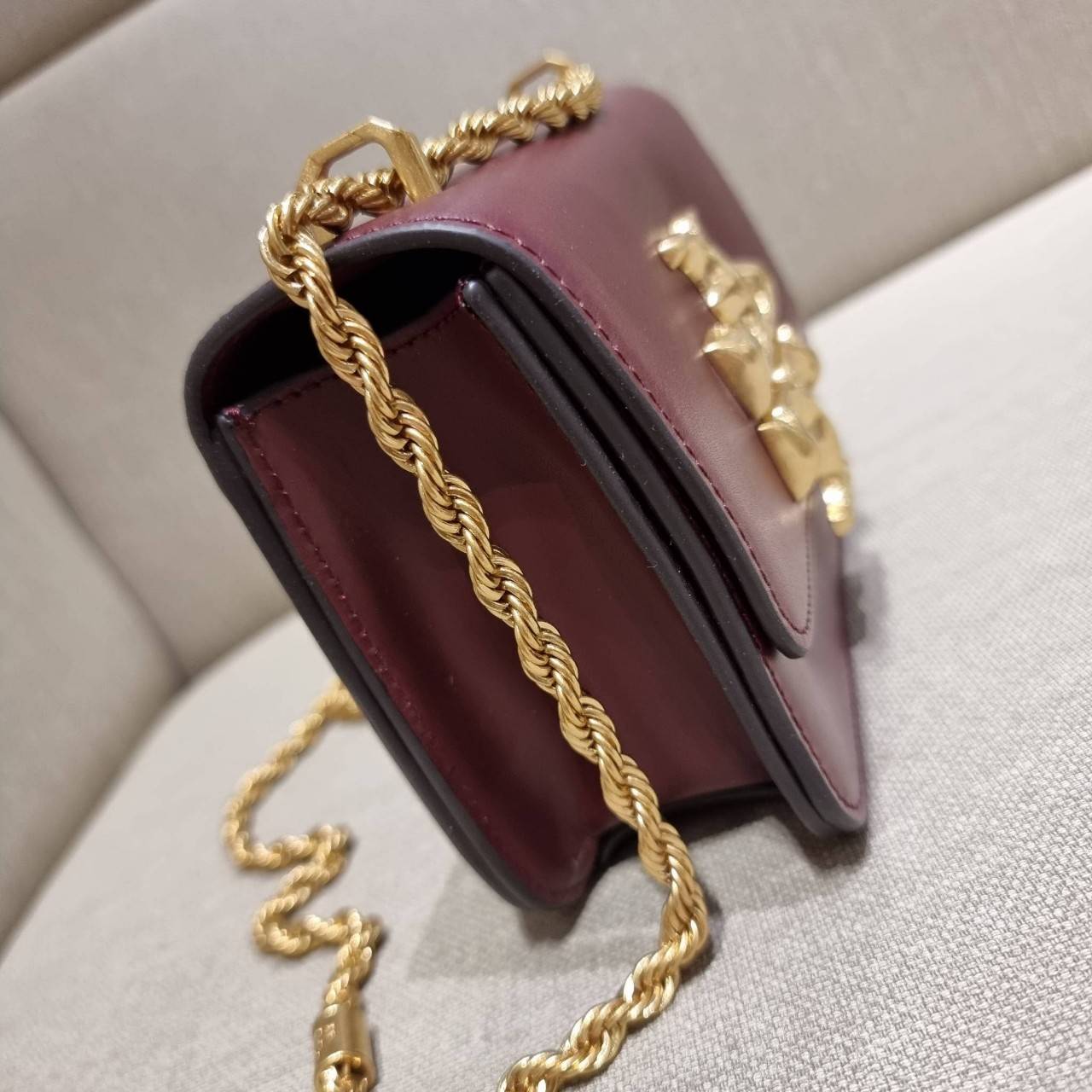 TORY BURCH ELEANOR SMALL CONVERTIBLE SHOULDER BAG ฮอตไอเท็ม รุ่นนี้ขายดีขายหมด คัมแบค!! สวยหรู คุณหนู ผู้ดี!! หายากมากที่สุด!! กระเป๋าสะพายข้าง ดีไซน์อยู่ทรง ขนาดกำลังสะดวกใช้สำหรับสาว วัสดุหนังแท้เต็มใบ สีทูโทน เปิด-ปิดด้วยแถบแม่เหล็ก ภายในแบ่งสัดส่วนได้