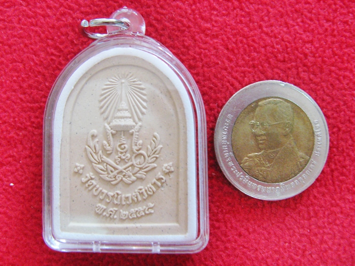 พระไพรีพินาศซุ้มโค้งแบบใหญ่เนื้อผง วัดบวรนิเวศวิหาร พ.ศ.๒๕๕๕ เลี่ยมกรอบใสค่ะ