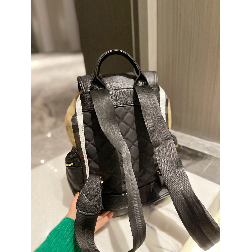 BURBERRY Rucksack Military Backpack / BURBERRY FRAGRANCES VINTAGE 2WAYS RUCKSACK BACKPACK / BURBERRY BACKPACK กระเป๋าเป้ ลาย Vintage Signature สวยคลาสสิค ภายในโล่งกว้างและช่องใส่มือถือสามารถใส่มือถือกระเป๋าสตางค์ของใช้ได้เยอะ หูจับหนัง เป็นเป้ก็ดูดีไอเท็ม