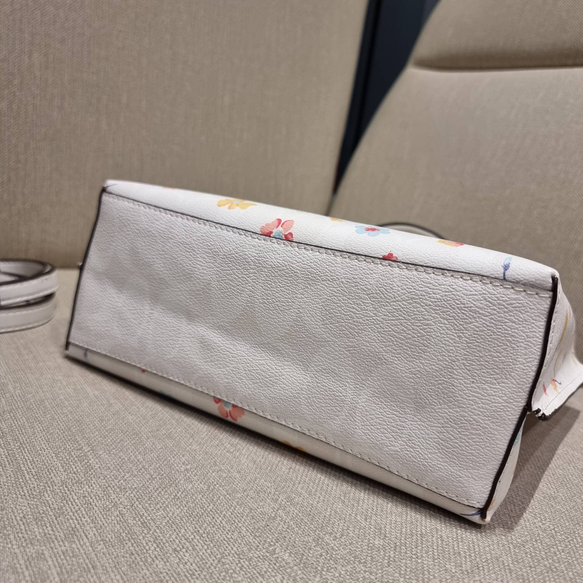 COACH C8612 MOLLIE TOTE 25 IN SIGNATURE CANVAS WITH MYSTICAL FLORAL PRINT คอลใหม่ล่าสุด ยังไม่เข้า shop ไทย สวยๆแบบไม่ต้องรอพรีฯให้ยาวนาน กับกระเป๋าโท้ทไซส์เล็กที่สาวๆต่างก็ต้องปักใจรัก สวยสมใจ ดีไซน์ลวดลายดอกไม้ คละเคล้าเต็มใบ ดูละมุน สดใส น่าใช้สุดๆ วัส