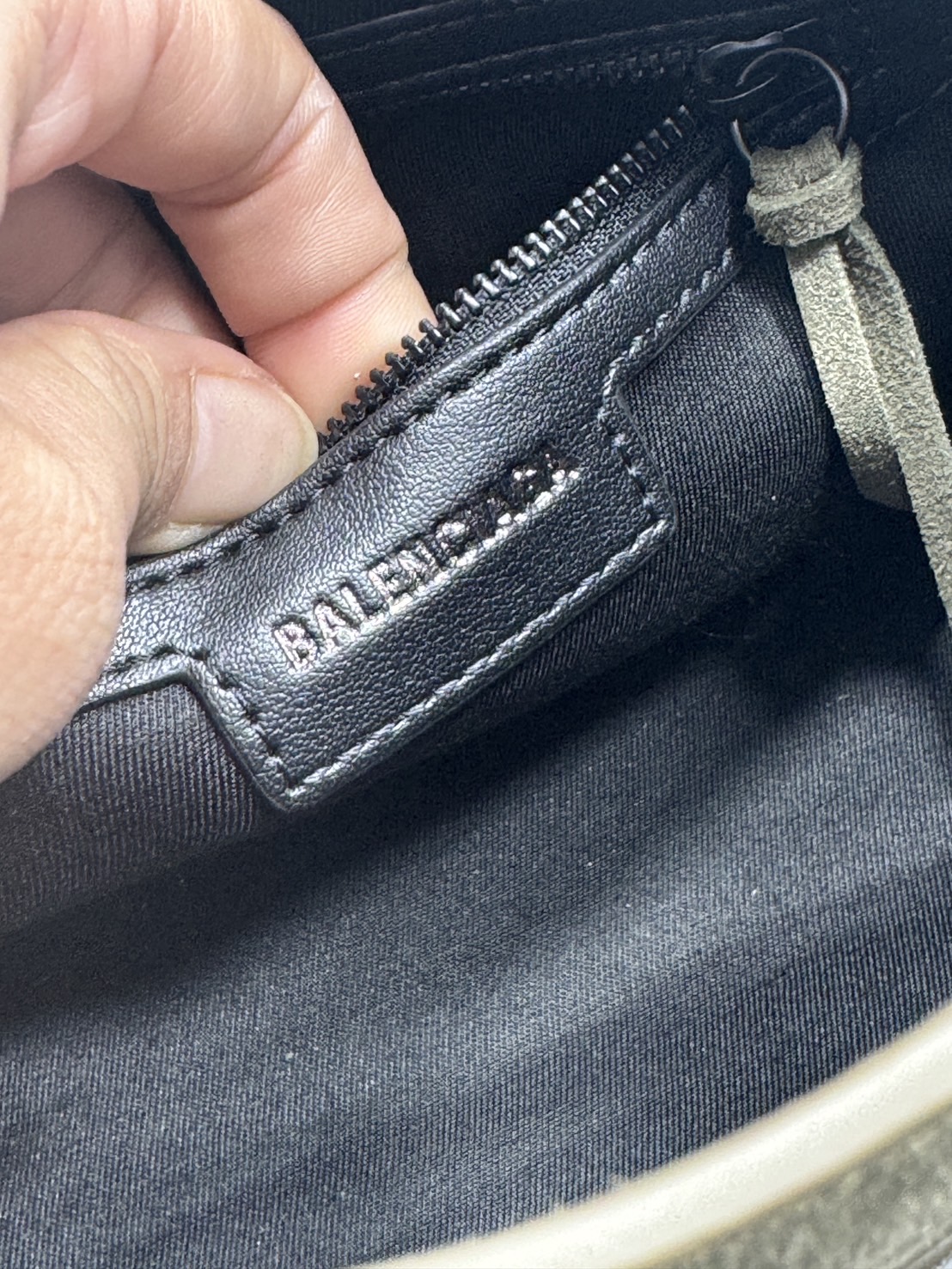 ORI หนังแท้ | Balenciaga Le City suede bag กระเป๋าถือ/สะพายข้างดีไซน์โดดเด่นสวยเท่ล้ำสมัย ใหม่ล่าสุดงานหนังกลับที่สุดแห่งความไอคอนิกไม่เหมือนใคร มีกิมมิคและลูกเล่นแพรวพราว