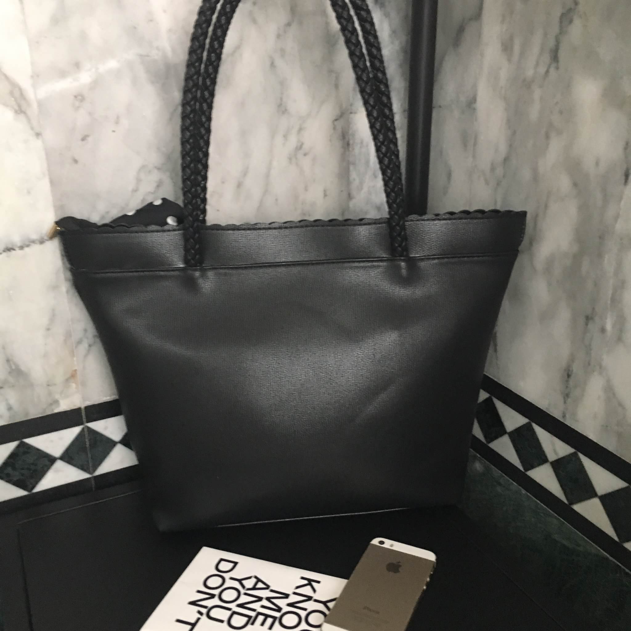 กระเป๋า ทรง Tote จากแบรนด์ KEEP ลายหนัง spirits ตัวหนังผิวสัมผัสสวยมากคะ หนังเนื้อดี นิ่ม กระเป๋าอยู่ทรงคะ ตกแต่งด้วย ผ้าพันหูกระเป๋า เพิ่มดีเทลกระเป๋าทำให้ดู look น่ารักมากๆคะ ด้านหน้ากระเป๋ามีปั๊ม logo แบรนด์ อย่างดีคะ #จุดเด่นที่ ภายในกระเป๋า มีช่องแบ่