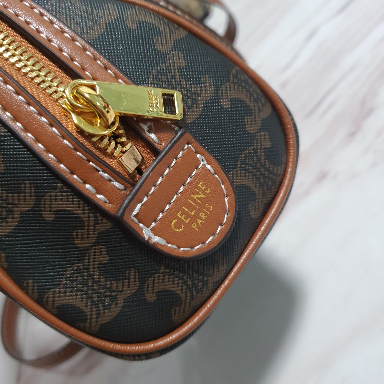 CELINE MINI CROSSBODY BAG VIP GIFT WITH PURCHASE (GWP) พรีเมี่ยมกิ๊ฟ Limited Edition จาก PERFUME DUTYFREE COUNTER กระเป๋าทรงหมอนมินิ วัสดุหนังทั้งใบ ตกแต่งด้วยโลโก้แบรนด์ปักเลื่อมทองด้านหน้า ด้านในเปิดปิดด้วยซิป มีช่องใส่ของกว้าง ใส่กระเป๋าสตางค์สั้น มือถ