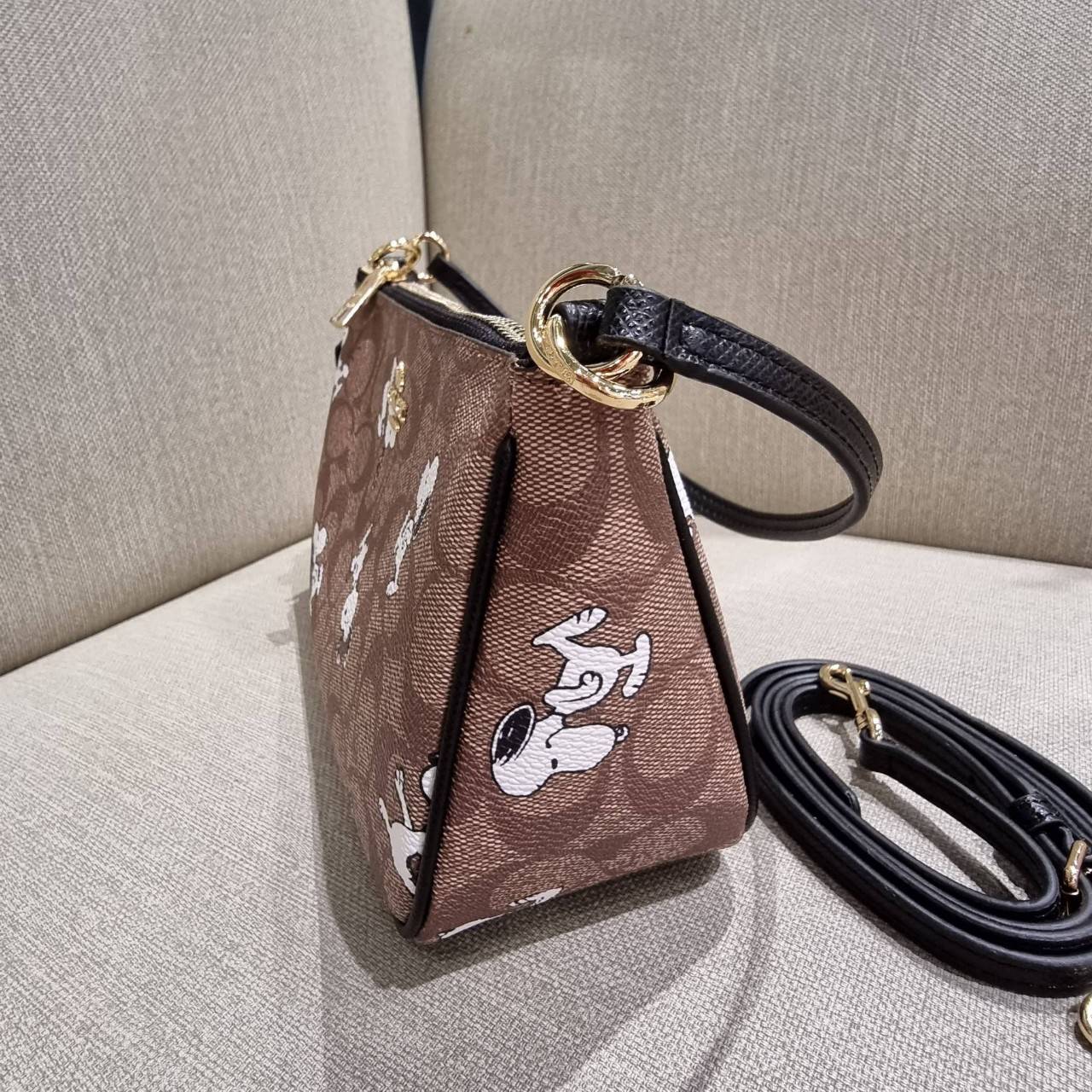 OUTLET 】COACH F36674 TOP HANDLE POUCH IN SIGNATURE WITH SNOOPY PRINT คอลเลคชั่นใหม่ ในสไตล์พอช มาให้ช้อปก่อนใครในไทยจ้า น่ารักน่าใช้ไปอีกกับกระเป๋าสะพายทรงฮิตตลอดกาล ด้วยดีไซน์ที่ออกมาให้ใช้งานได้ง่าย ขนาดกำลังเหมาะ วัสดุแคนวาสทนทาน ดีไปหมดขนาดนี้!! คุณลู