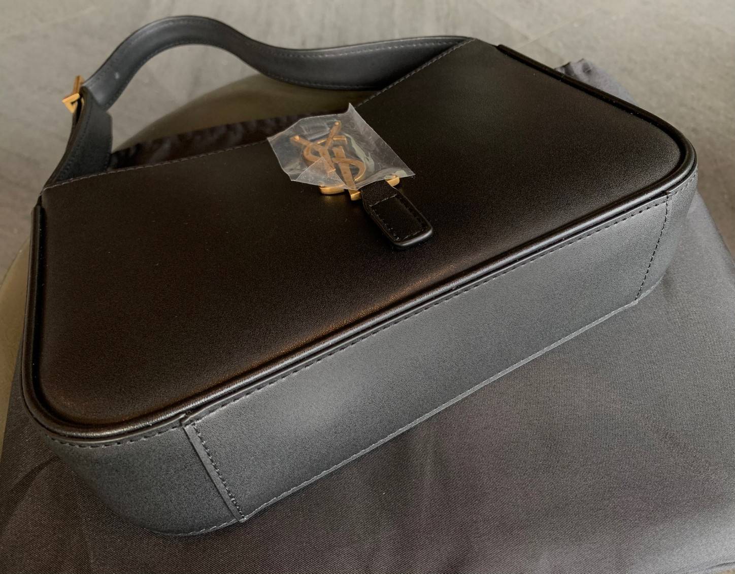 สวยสะกดทุกสายตา แรกเห็นก็หลงรักแล้วจ้าา VIP YSL Le 5 à 7 mini leather shoulder bag / YSL HOBO BAG กระเป๋าที่ดูหรู และคลาสสิคมากๆ ในตอนนี้ หนังแท้อย่างดี สัมผัสแล้วรู้สึกถึงความนิ่มของหนังเลยค่ะ