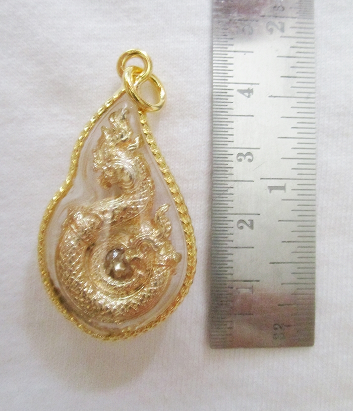 สินค้าหมดค่ะ จี้พญานาคขดเนื้อทองประดับพลอยสีน้ำเงินเลี่ยมกรอบลายผ่าหวายทองไมครอนพร้อมใบคาถาค่ะ