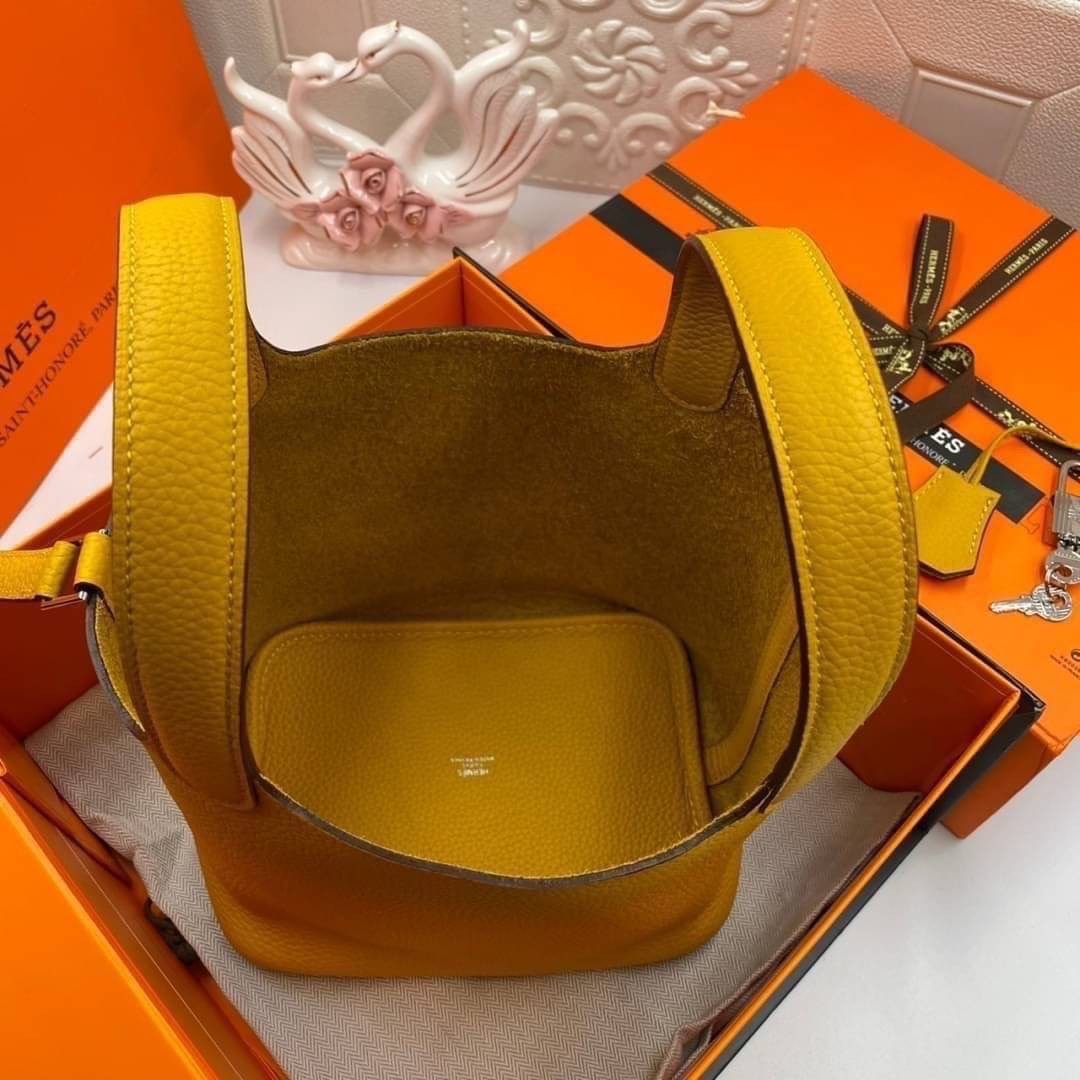 หนังแท้ Hermes Picotin Lock 18 bag กระเป๋าถือแบรนด์หรูระดับโลก งานเกรดออรินอล หนังแท้ทั้งใบ หนังมีลายทอริลลอนคล้ายของจริง มาพร้อมตัวล็อคเคลลี่ Kelly lock รูปทรงเรียบแต่หรู ใช้งานได้ทุกโอกาส ถือง่าย ใช้งานง่าย ภายในโล่งกว้าง ภาพสินค้าถ่ายจากงานขายจริง ใช้ง