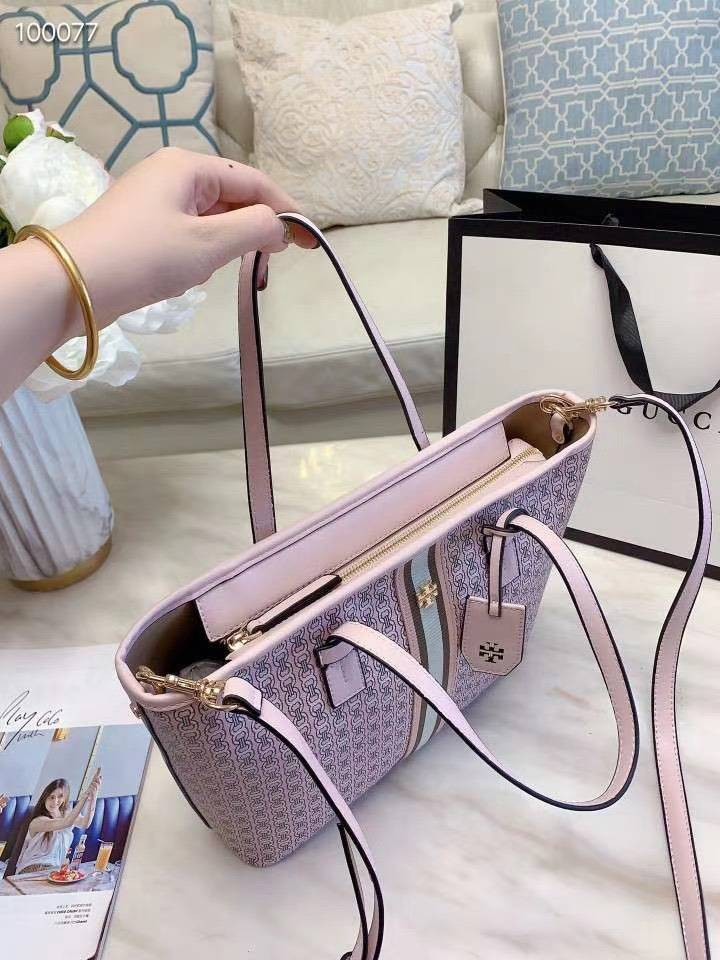 TORY BURCH TOTE BAG กระเป๋าสะพายไหล่ทรงชอปปิ้ง รุ่นขายดีอันดับ1 ของแบรนด์นี้นะคะ ทรงคลาสสิค ฮิตตลอดกาล ทรงสวยขนาดกำลังดี ตัวกระเป๋า วัสดุหนัง Pu ด้านหน้าติดโลโก้แบรนด์ /ประดับด้วยพวงกุญแจหนัง ตัดแถบแนวเส้นตรงวัสดุผ้าแคนวาส เปิดปิดด้วยซิปรูด ภายในช่องหลัก 
