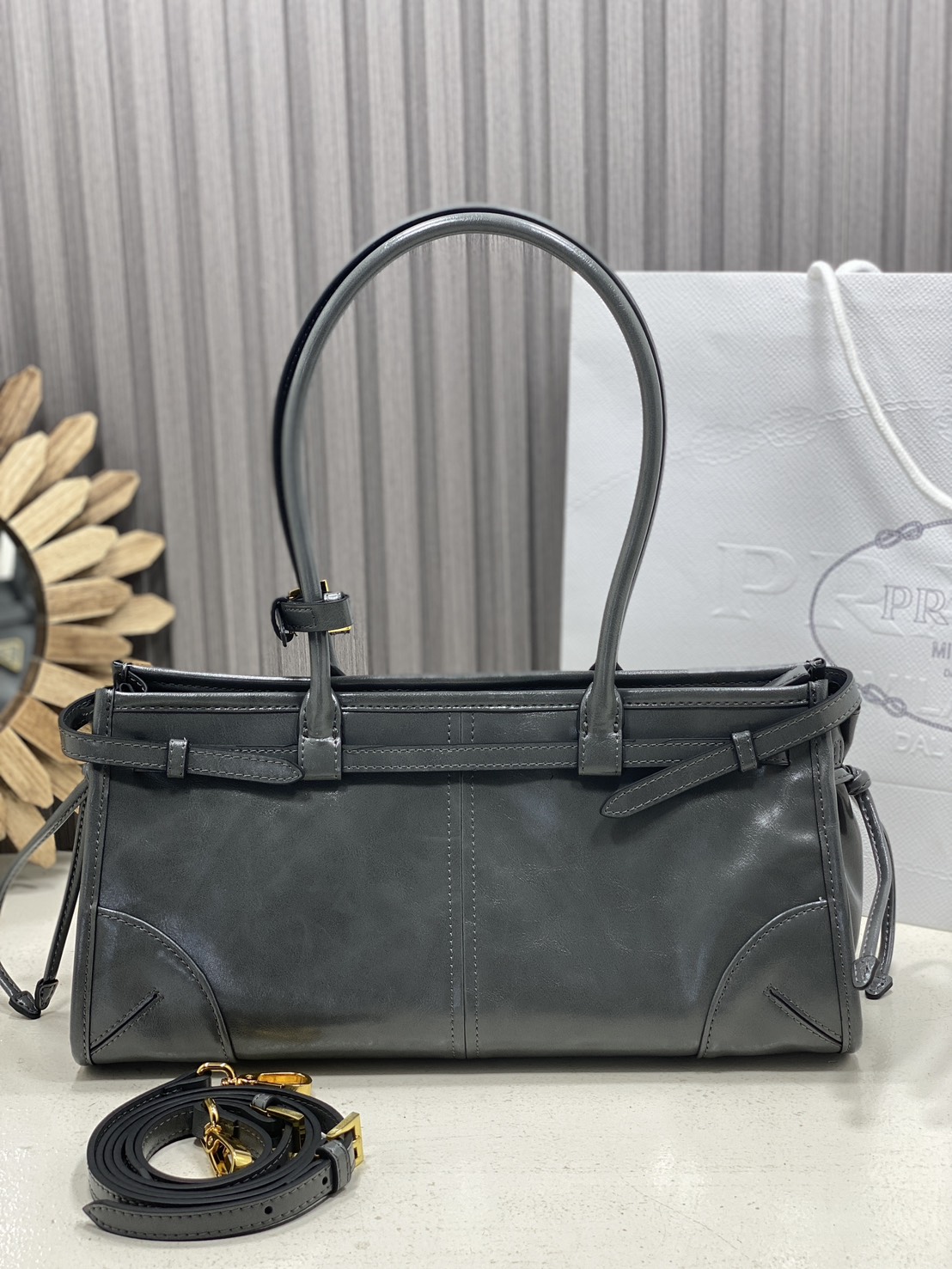 ORI หนังแท้ | Prada Bonnie medium leather handbag 32cm กระเป๋าสะพายทรงโท้ท โดดเด่นด้วยดีไซน์ที่เน้นความประณีตแต่ใช้งานได้จริง หนังเนื้อนุ่มเคลือบเงา เน้นย้ำเสน่ห์อันทันสมัยและใช้งานได้หลากหลาย