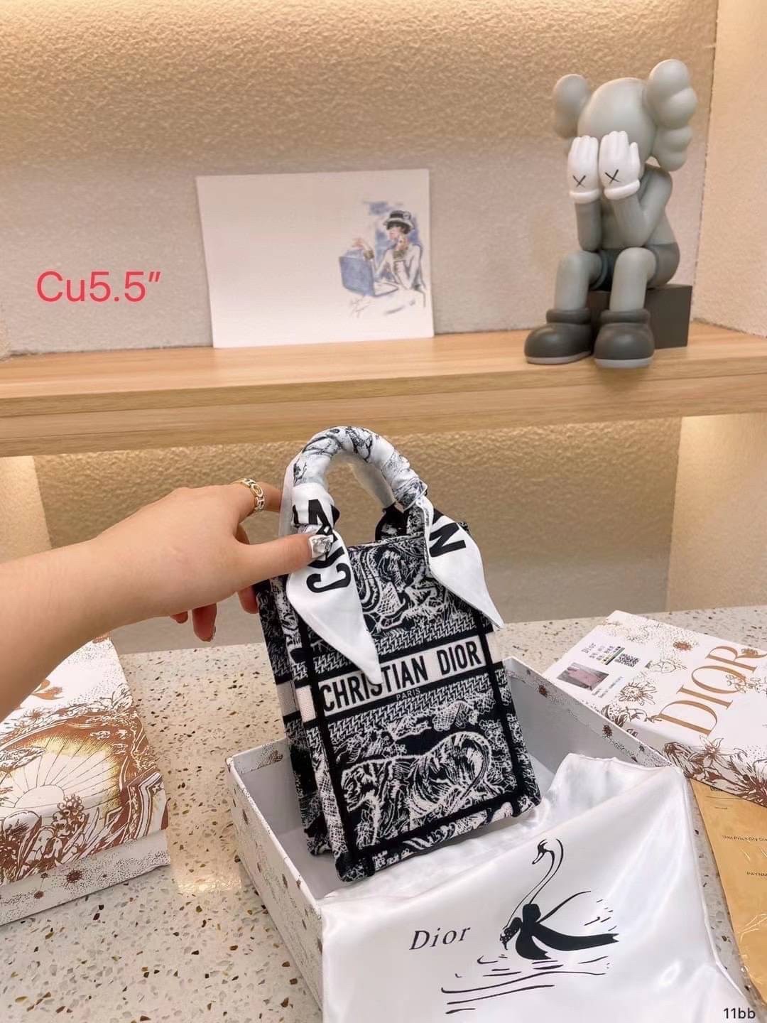 DIOR Mini Book Tote Phone Bag กระเป๋าสะพายทรงมินิโท้ท Shopping พร้อมสายสะพายสวยคลาสสิคถอดได้ ถือหรือสะพายได้ พกพาสะดวก ใช้งานง่ายสุดๆ วัสดุงานทอละเอียดคุณภาพดี ภายในเป็นช่องโล่ง ใบจริงงานสวยเกินเบอร์!! สวยงามเกินราคา ไม่ผิดหวังจ้า