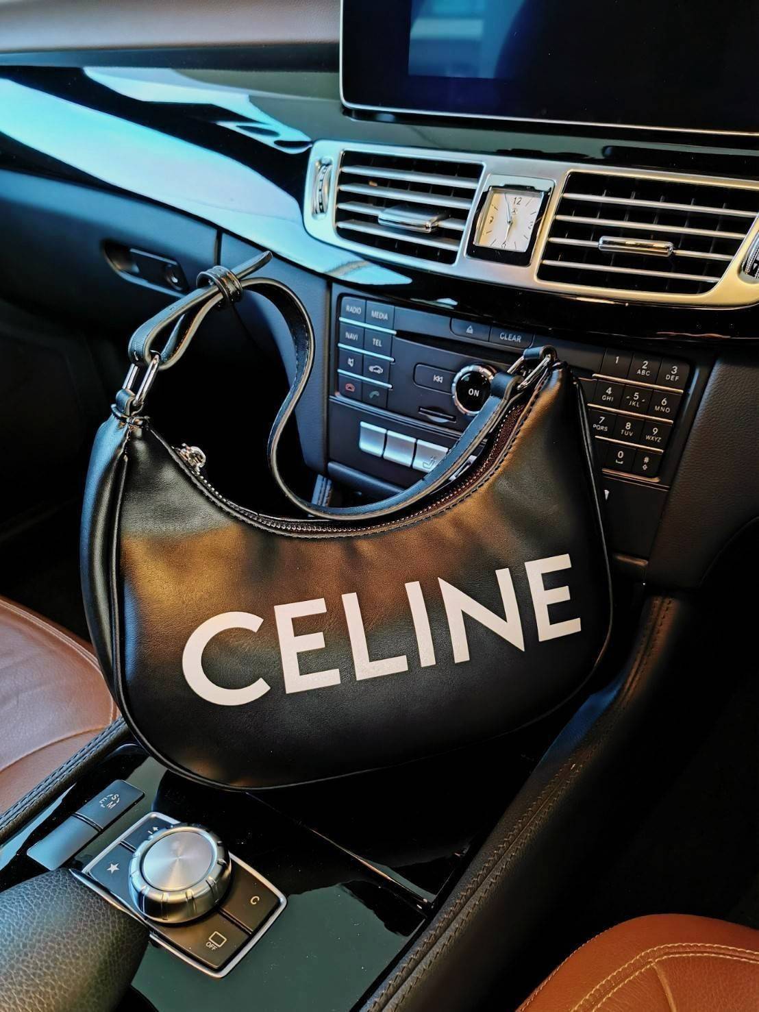 CELINE SHOULDER BAG VIP GIFT WITH PURCHASE (GWP) พรีเมี่ยมกิ๊ฟ Limited Edition จาก CELINE HAUTEPARFUME DUTYFREE COUNTER ดีไซน์ยอดนิยมหนังนิ่มสวยอยู่ทรงเปิดปิดด้วยซิปอะไหล่เงิน ภายในโล่งกว้างมีช่องเล็กสามารถใส่มือถือกระเป๋าสตางค์ใบยาวของใช้ได้จุ หูหิ้วหนัง