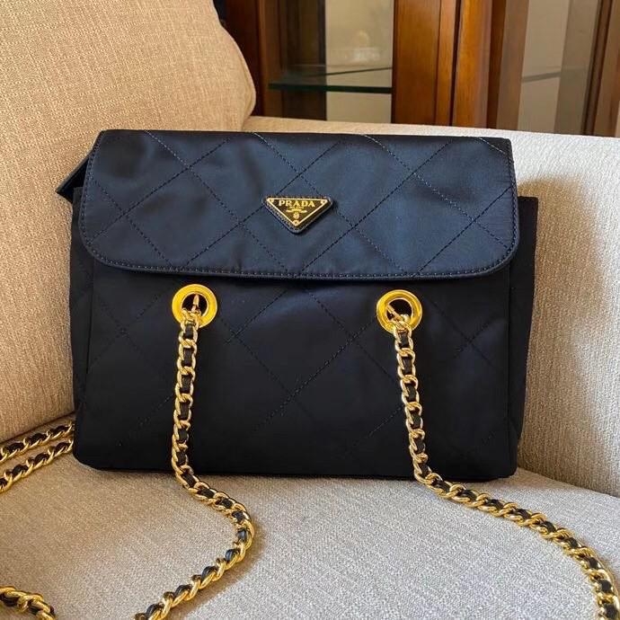 พรีเมี่ยมกิ๊ฟแท้ 100% 】PRADA Nylon Bag Premium gift กระเป๋าถือหรือสะพายพรีเมี่ยม อะไหล่ทองหรูหรา วัสดุ Nylon กันน้ำ น้ำหนักเบา จุของได้เยอะ ทรงสวย ซับในผ้าบุลายแบรนด์อย่างดี