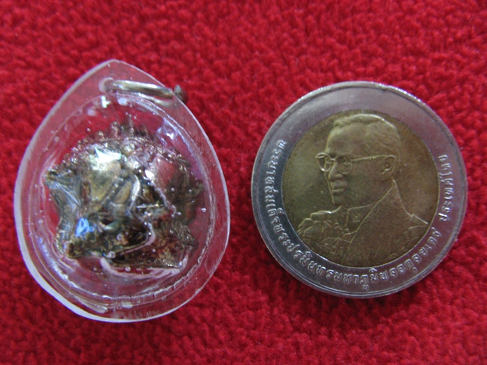 ลูกอมหนุมานเลี่ยมกรอบใสของวัดหนองหอย จ.ราชบุรีค่ะ (พร้อมเงินก้นถุงค่ะ)