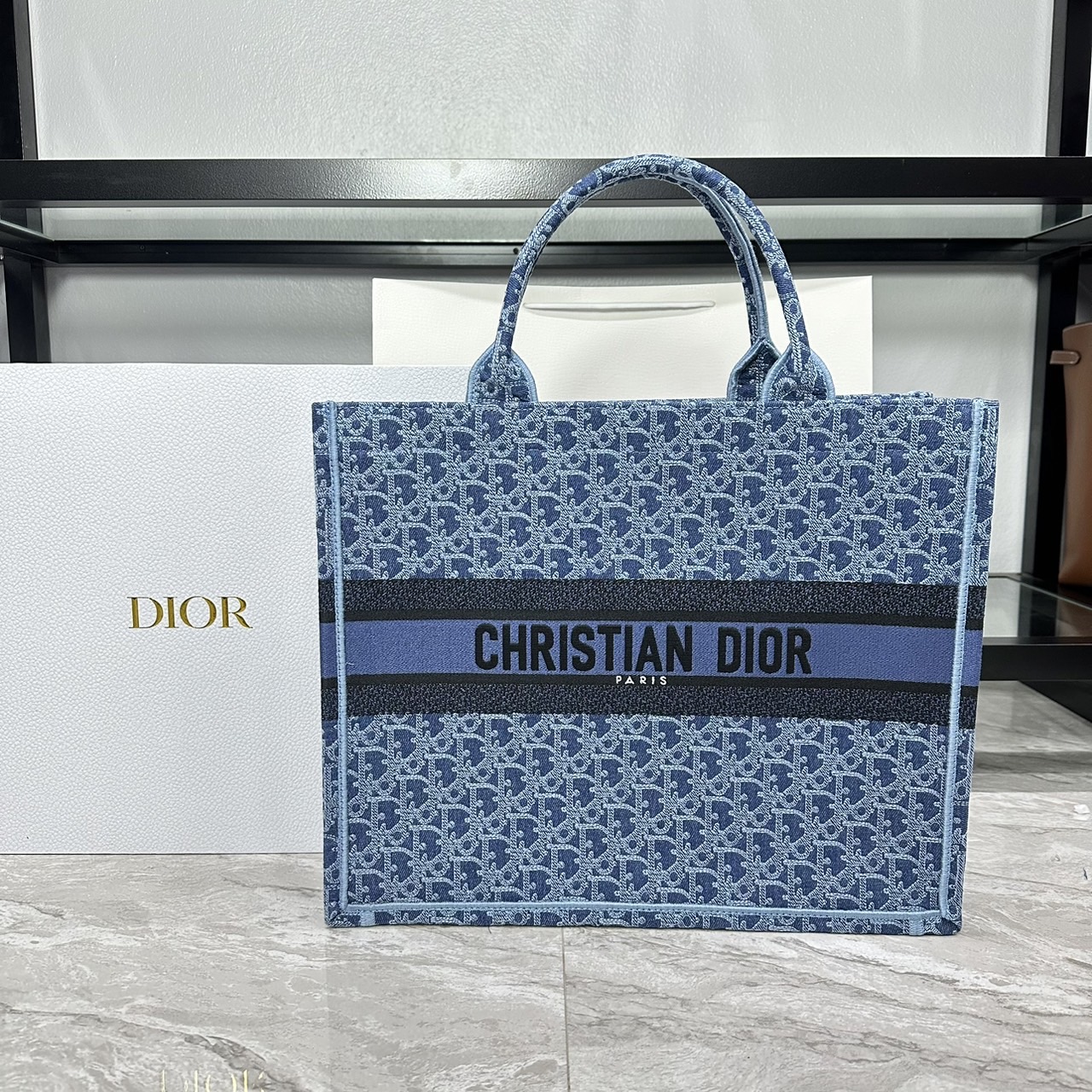 Large Dior Book Tote Bag Blue Denim Dior Oblique Jacquard กระเป๋าทรงโท้ท แก่นแท้ของความงามรูปลักษณ์ทันสมัย เดนิมหรูหรา