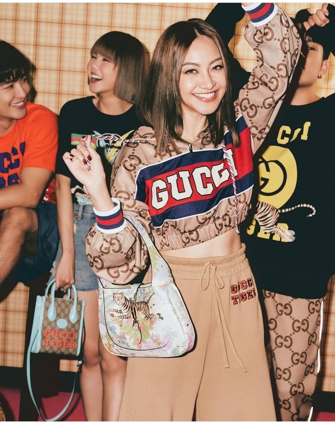 GUCCI SHOULDER BAG โปรเจคฉลองปีเสือ ปังฉุดไม่อยู่!! คอลเลคชั่นยอดฮิต GC multi bag ไซส์ใหญ่น่าสะพาย ดีไซน์ลวดลายชิคมากๆ!! โดดเด่นไม่ซ้ำใคร กับกระเป๋าสะพายวีไอพี พรีเมี้ยมกิ๊ฟที่จะทำให้หลงรักกันไปแบบสุดๆ มีดีเทลแฝงความหรูในตัว วัสดุหนังสังเคราะห์พรินท์ลายคม