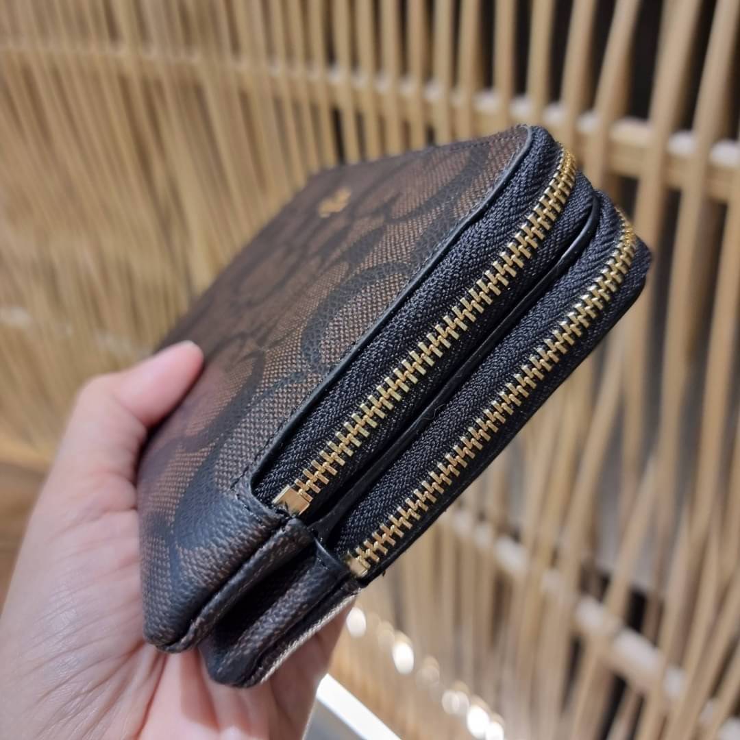 COACH F54057 DOUBLE ZIP WALLET IN SIGNATURE กระเป๋าคล้องมือ size L ใบนี้ใส่มือถือได้ทุกรุ่น ขนาดกำลังดี พกพาสะดวกมากๆ วัสดุหนังสังเคราะห์ ภายในเป็นผ้าสีสวยคม ใส่ธนบัตร ใส่บัตรได้เยอะ ใส่มือถือได้สบายๆทุกรุ่น ตอบโจทย์สาวๆที่ไม่ชอบพกเยอะวุ่นวายจ้า ใบนี้เอาอ