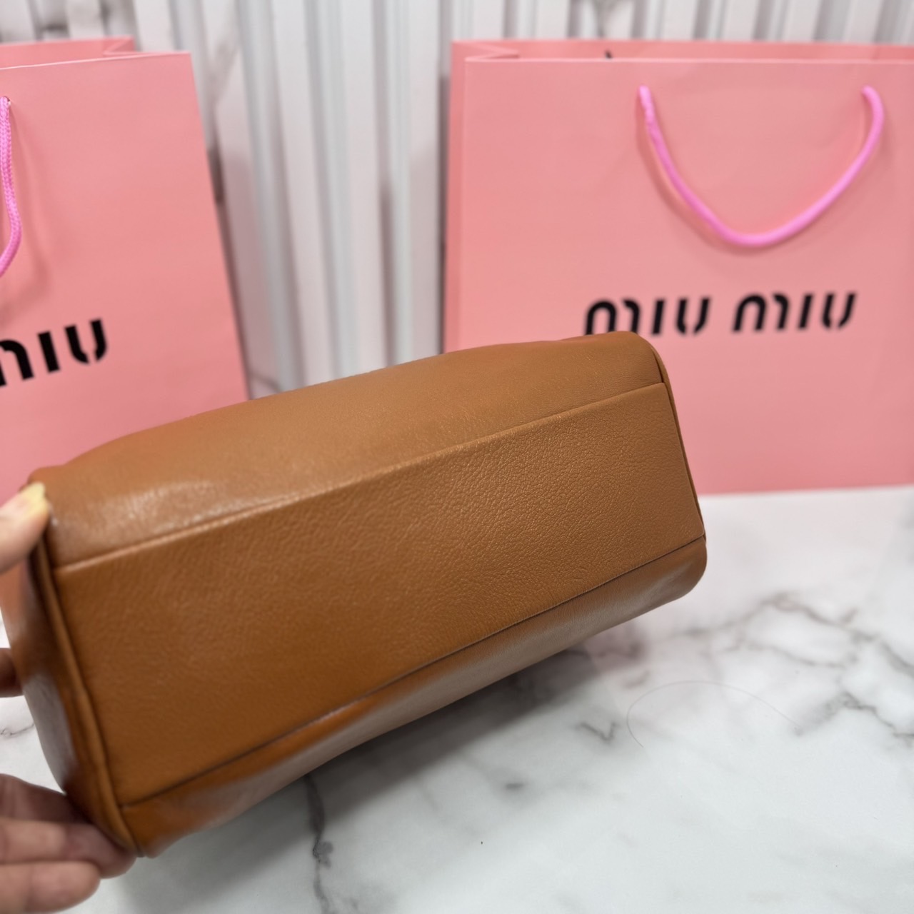 ORI หนังแท้ | Miu Miu Leather top-handle bag กระเป๋าสะพายทรง keepall เรียบแต่ฟาด หรูหราทุกองศา ใครเห็นก็ต้องเหลียว