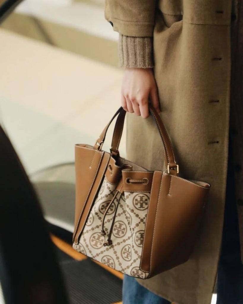 Tory T Monogram Mcgraw Dragonfly กระเป๋าถือหรือสะพายไหล่ วัสดุหนัง Jacquard อะไหล่ทอง ทรงปีก เปิด-ปิด ด้วยกระดุมแม่เหล็ก ด้านในโลง มี 2ช่องเล็ก จุของได้เยอะ น้ำหนักเบา สายสะพาย crossbody ได้ ปรับระดับได้