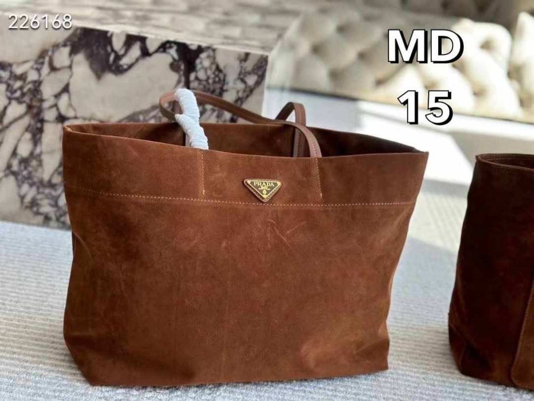 PRADA Suede Tote Bag Cocoa Brown กระเป๋าทรงโท้ทงานหนังกลับ สวยเด่นเป็นเอกลักษณ์มาก ดีไซน์เรียบแต่มากมีอยู่จริง สวยดูแพง ที่ไม่มีตอนนี้คือพลาด