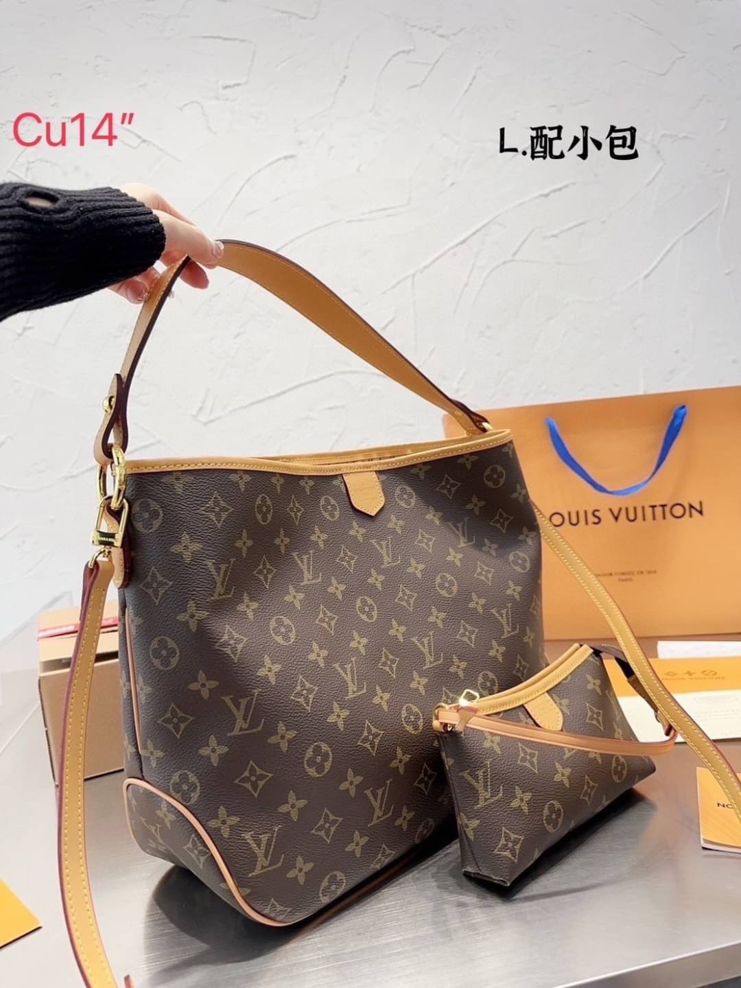 LV Monogram Delight Canvas Tote Bag กระเป๋าทรงโท้ทใบใหญ่ เอาใจสายแบกที่แท้ทรู จุของได้เยอะจุใจ แต่ยังคงความสวยคลาสสิกไม่มีเอาท์ เป็นใบโปรดที่หยิบใช้ได้บ่อย ตอบโจทย์ของใช้จริงจังทุกสิ่งอย่าง