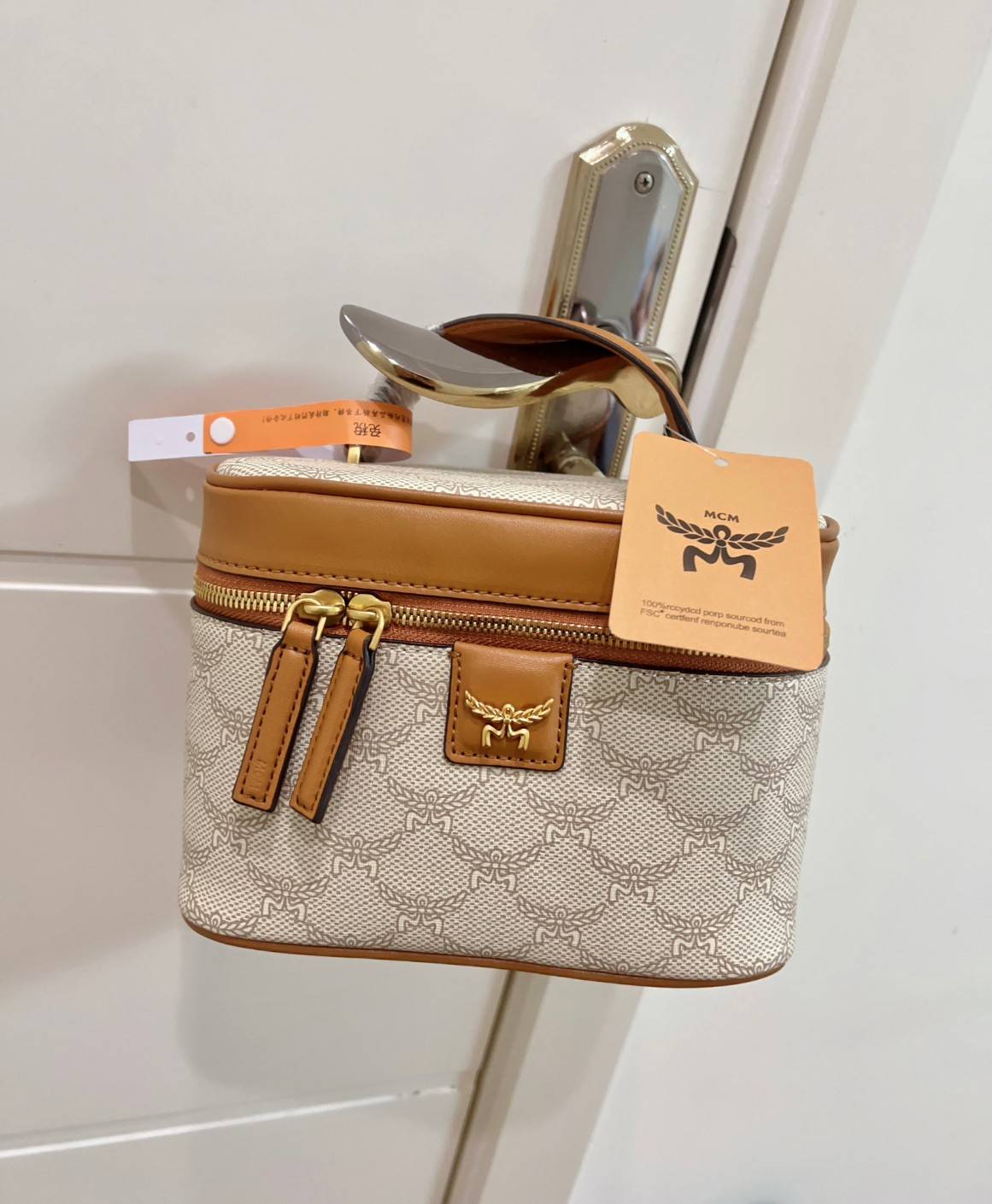 M.C.M HIMMEL VANITY CASE IN LAURETOS กระเป๋าทรงกล่อง มีหูจับด้านบน หนังสวยนุ่มมือ สวยงาม อะไหล่ทอง