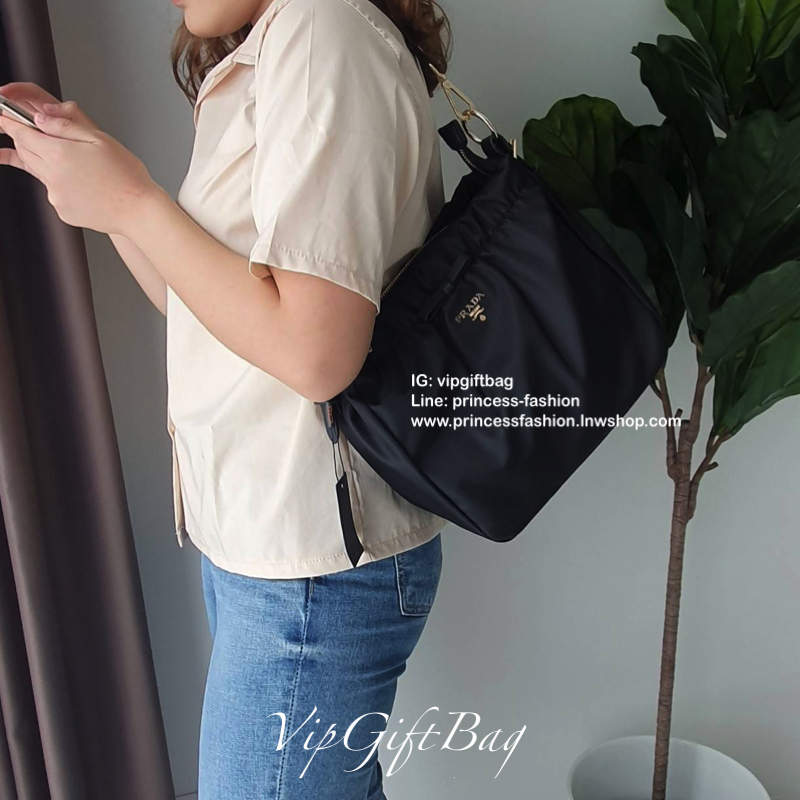 Prada nylon รุ่น Limited edition **กระเป๋าทรงน่ารัก จับจีบปากกระเป๋า ดีมาก วัสดุผ้าNyonกันน้ำ ตามแบบฉบับแบรนด์ เปิด/ปิดด้วยซิป ภายในเย็บติดป้ายหนังแบรนด์ มีช่องซิปเล็ก1 สามารถใส่ของจุกกจิกได้ สามารถใส่IPad mimiได้ มีช่องซิปเล็ก1ช่อง มาพร้อมสายหนังสั้นคล้อ