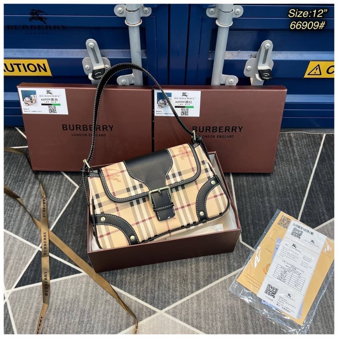 BURBERRY VINTAGE BAG / Burberry Shoulder Bag กระเป๋าสะพายไหล่ลายวินเทจ สวยคลาสสิก โทนสีใช้งานง่าย หลายโอกาศ วัสดุ PVC Canvas อย่างดี สวยอยู่ทรง ไอเท็มแนะนำ Must Have!