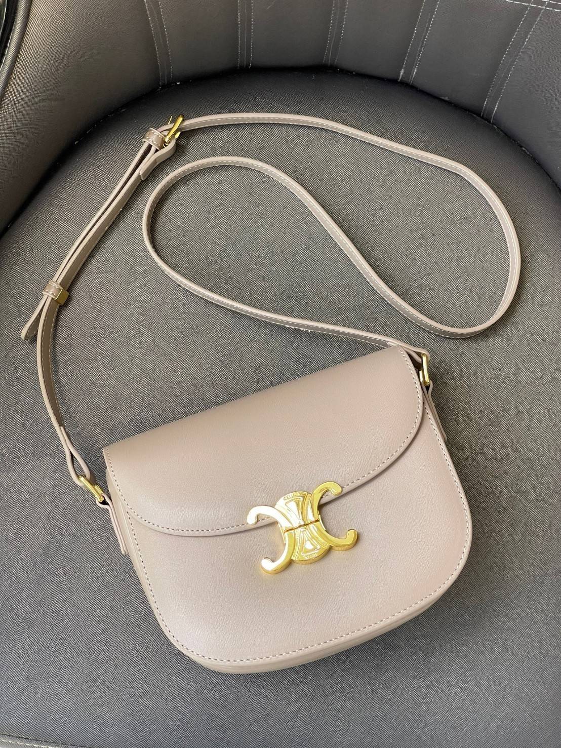 VIP 🥂 CELINE TEEN BESACE TRIOMPHE IN SHINY กระเป๋าสะพายคาดลำตัวรุ่นนี้นับว่าเป็นกระเป๋าอีกหนึ่งรุ่นในซีรีส์ Triomphe ที่ได้รับความนิยมอย่างมาก ด้วยรูปร่างทรงโค้งมนมีความคลาสสิกตามแบบฉบับของ Celine เพิ่มความหรูหราและโดดเด่นด้วยการตกแต่งด้วยโลโก้โลห