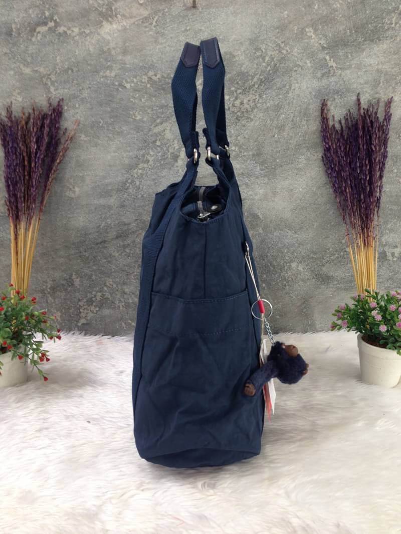 Kipling รุ่น Cicele กระเป๋าสะพายไหล่ใบใหญ่ สวยน่ารัก ตัวกระเป๋าด้านในเป็นช่องโล่งแบบปิดเปิดด้วยซิป มีช่องซิปด้านใน ด้านข้างกระเป๋า มี 2 ช่อง ปิดเปิด ด้วยเทป พร้อมที่ใส่โทรศัพท์ ปากกา และ MP 3 ในส่วนด้านใน และ ด้านข้างกระเป๋า ซ้าย-ขวา เป็นช่องขนาดเล็กสำหรั