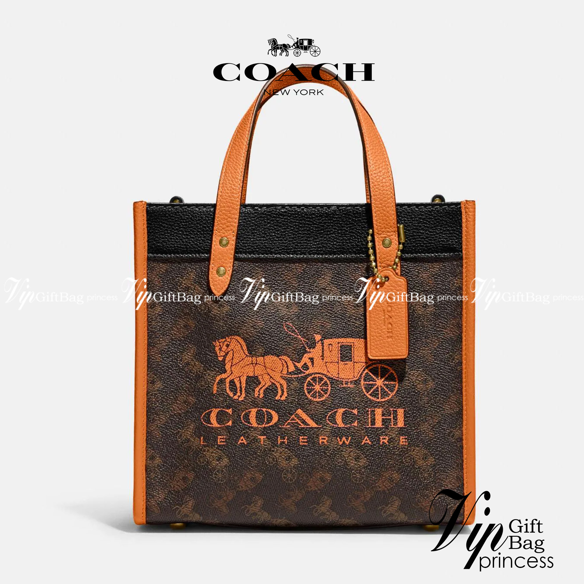 COACH C8456 FIELD TOTE 22 WITH HORSE AND CARRIAGE PRINT AND CARRIAGE BADGE คอลเลคชั่นสุดคลาสสิค ต้อนรับซัมเมอร์ ทั้งสดใสและร้อนแรง สวยหรูดูแพงในไอเท็มเดียว กระเป๋าทรงโท้ท ไซส์กำลังสวย น่ารักน่าใช้ ฟังก์ชั่นการใช้งานสะดวกที่สุด มีทั้งสายคล้องแขนในตัว และสา