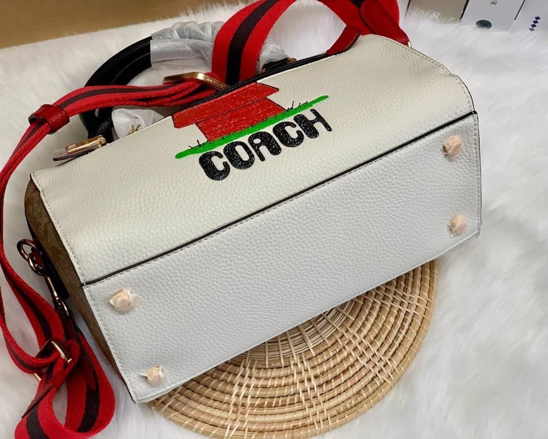 LIMITED EDITION💥 🌈สวย+คุณภาพ สินค้าต้องมีค่า Coach X Peanuts Rowan Satchel With Snoopy ((C6164)) พร้อมส่งที่ไทย ใหม่ล่าสุด ห้ามพลาดค่าา! สวยกันให้สุด กับกระเป๋าทรงหมอน ขนาดกลางกำลังดี หนังแท้นิ่ม ลายหนังสวยงามมากๆค่ะ 🔺ด้านหน้ามีโลโ