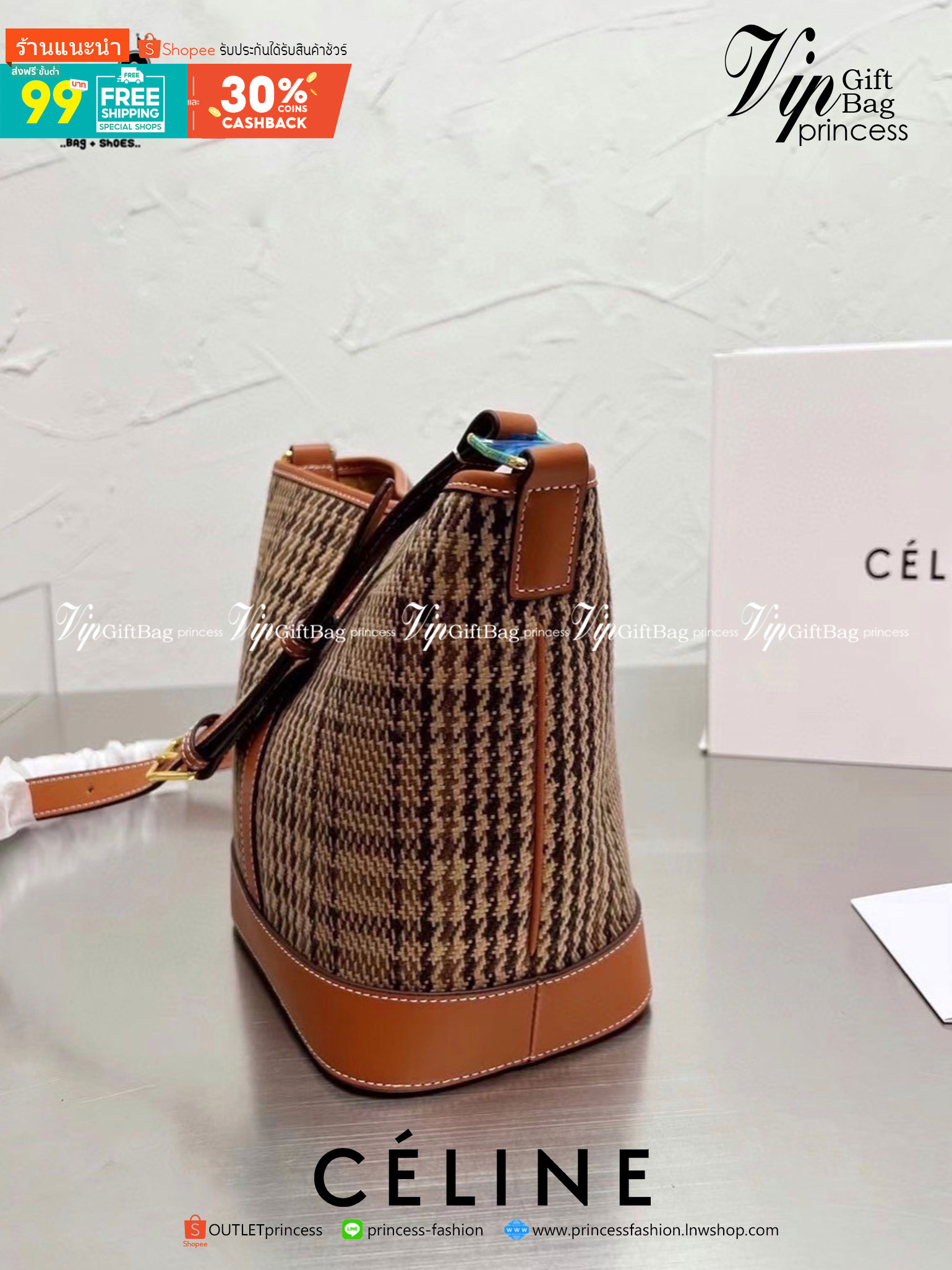 CELINE BUCKET BAG CUIR TRIOMPHE คอลเลคชั่นใหม่ ฮิตข้ามปี กับกระเป๋าสะพายทรงถัง ใช้งานง่ายที่สุด รุ่นใหม่งานผ้าทอลาย ซับในผ้าอย่างดี อะไหล่ทองปั้มทุกจุด สายสะพายยาวปรับระดับได้ วัสดุหนังวัว เรียบหรู ผู้ดีไปอีก ภายในโล่งกว้าง ใส่ของแบบจุๆไปเลย เป็นรุ่นที่ใช