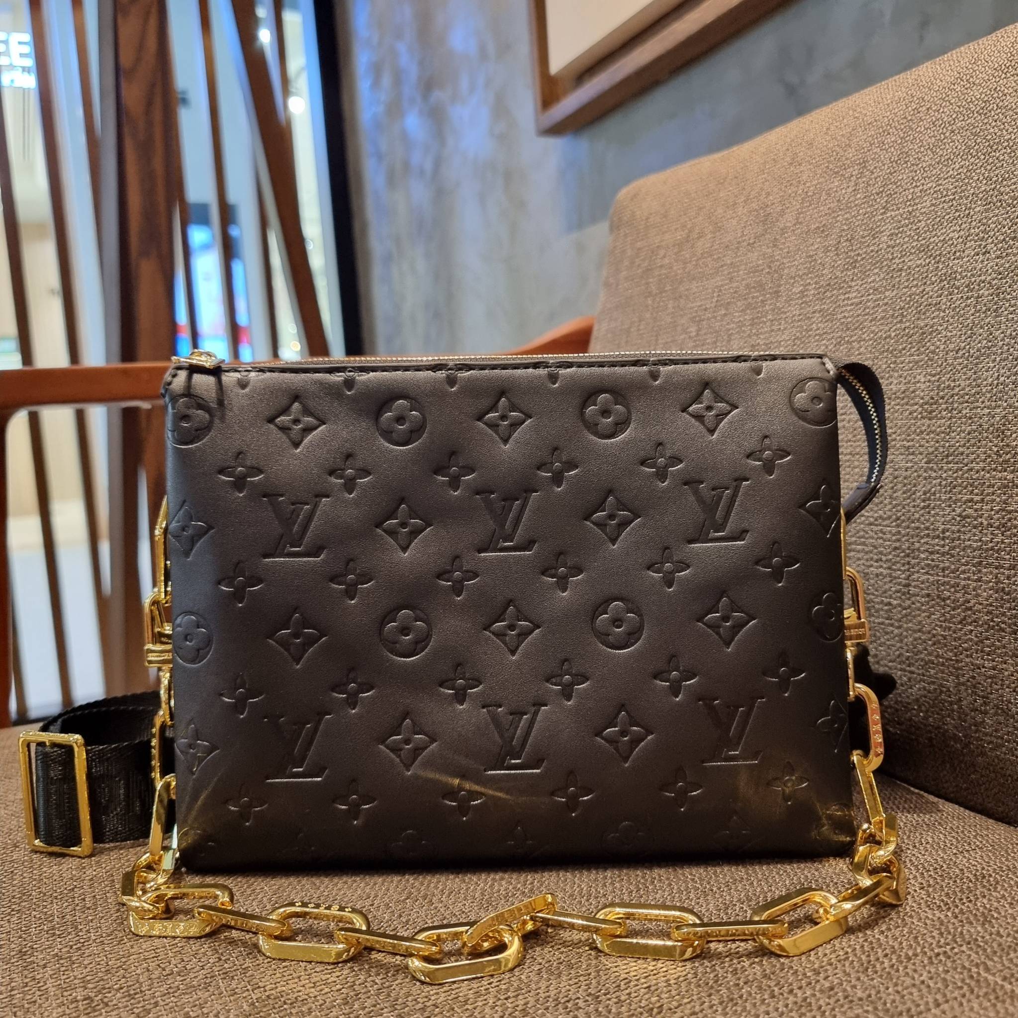 LV HANDLE POUCH MONOGRAM กระเป๋าสะพายกึ่งคลัชท์ สุดล้ำ ใหม่ล่าสุดมาแรงมาก ด้วยความสวยปังตั้งแต่แรกเห็น วัสดุหนังแกะปั๊มลายสวยคม มาพร้อมสาย 2 เส้น เลิศๆ มีสายโซ่ที่มีดีเทลละเอียดไม่ซ้ำ และสายสปอร์ตครอสบอดี้ ที่จะคล้องไว้ทั้งสองเส้นก็ดีงาม หรือสลับใช้ตามลุค