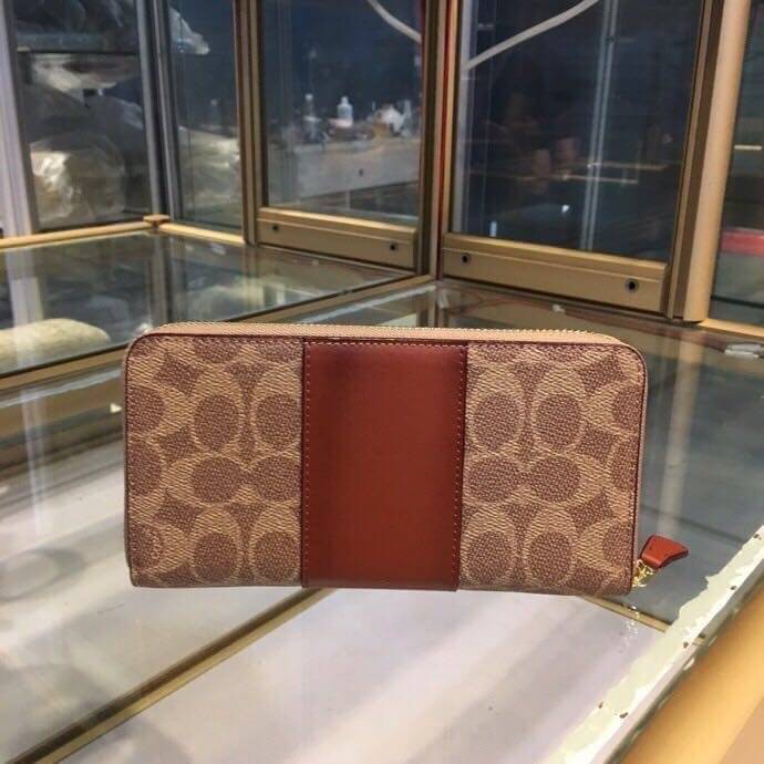 ของแท้ COACH Accordion Zip Wallet in Signature Coated Canvas with Leather กระเป๋าสตางค์ใบยาว เปิด-ปิดกระเป๋าด้วยซิปรอบ ด้านในมีช่องใส่บัตร ช่องใส่ธนบัตร และช่องซิปใส่เหรียญค่ะ ถือไปไหนก็ได้รอบโลกค่ะ