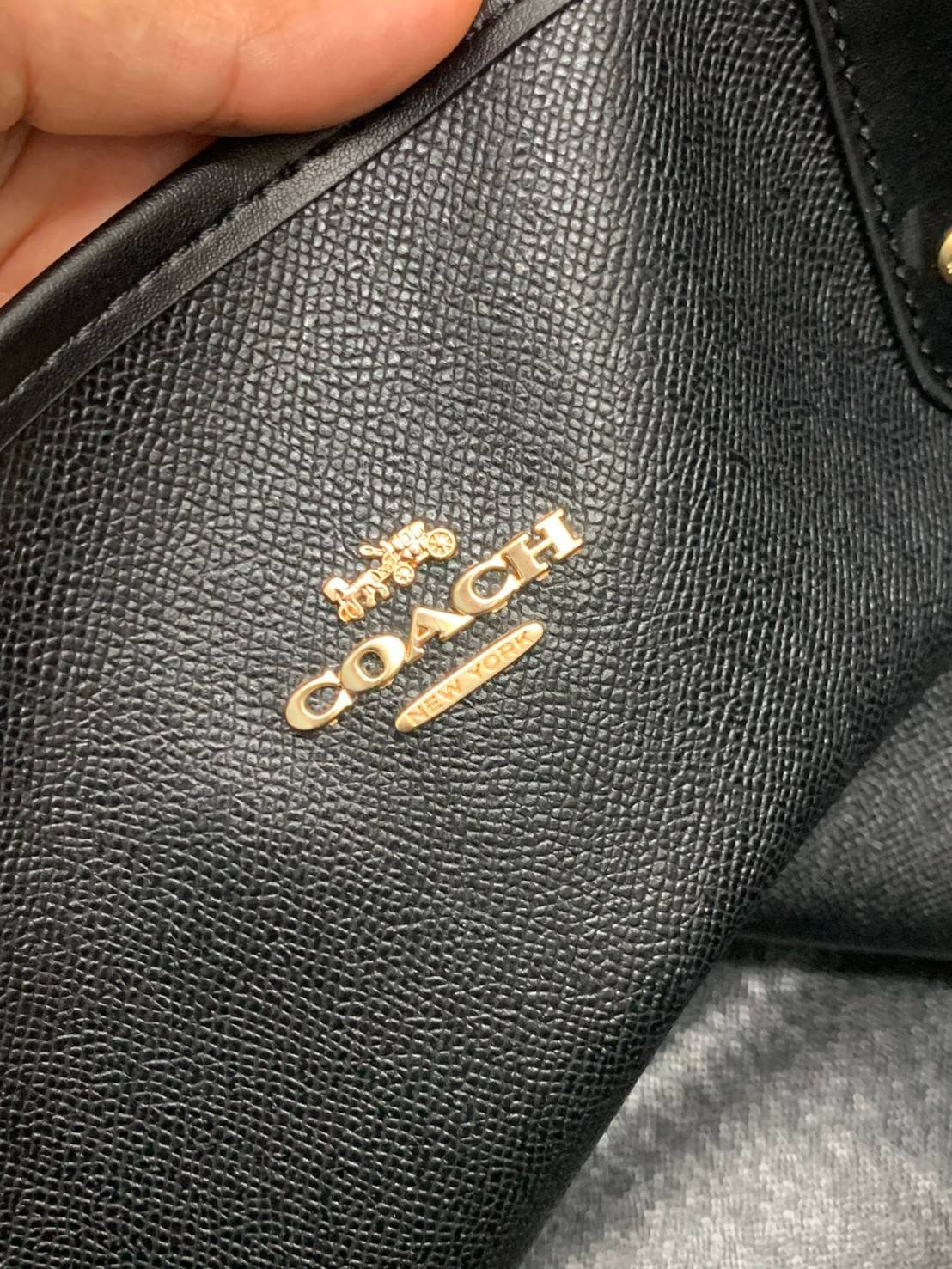 COACH 91107 REVERSIBLE CITY TOTE WITH HORSE AND CARRIAGE PRINT ใช้ได้ 2 ด้าน 🔺ทรง Tote รุ่นแนะนำค่ะ!! วัสดุ pvc อย่างดี นิ่มยวบตัวสวย ลายรถม้าทั้งใบค่ะ (ในไทยหายากค่ะลายนี้) 📌สามารถใช้ได้ทั้งด้านในและด้านนอกนะคะ สวยทั้ง2ด้านเลยทีเดียว เป็น