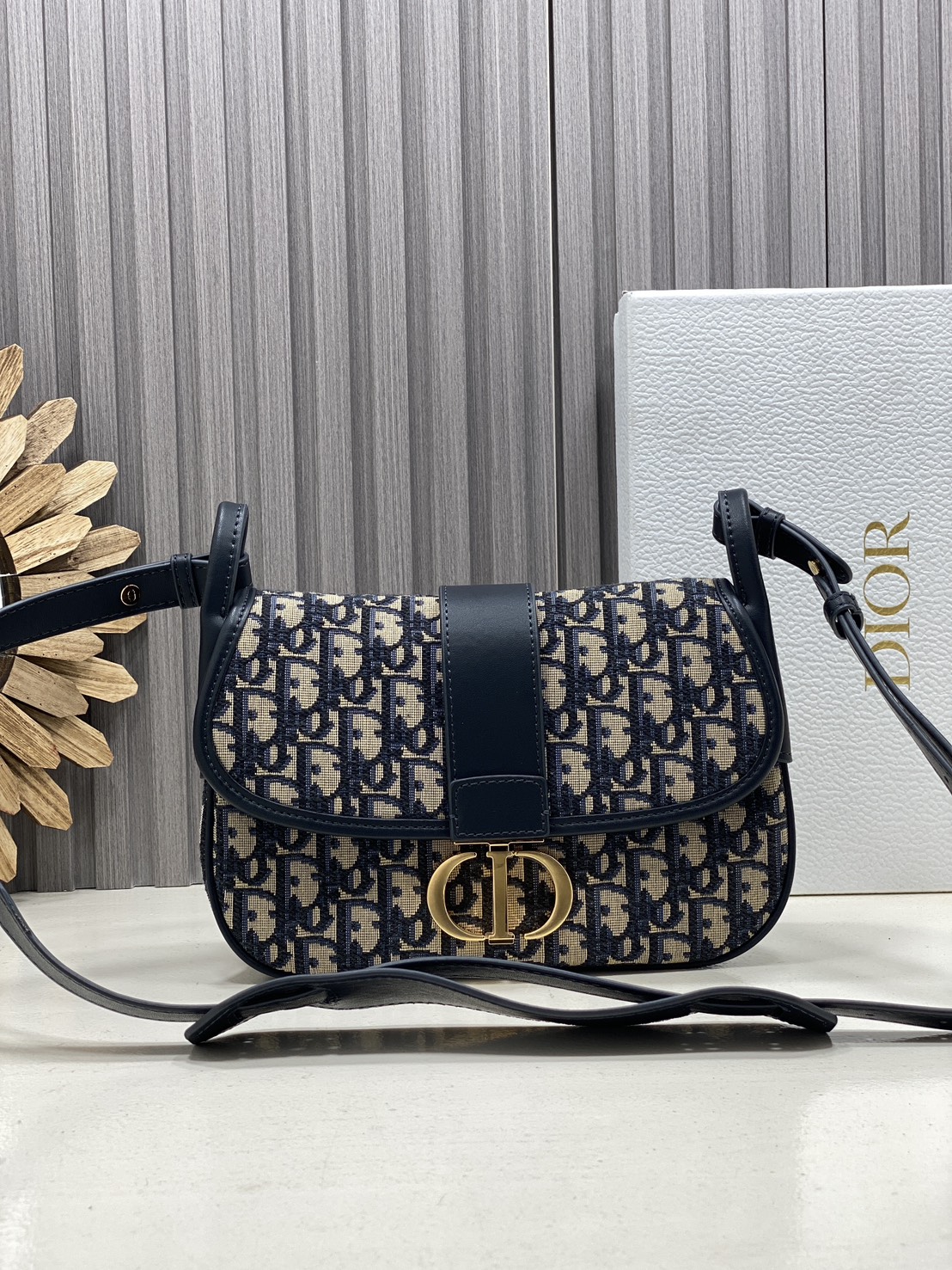 ORI หนังแท้ | DIOR Satchel Medium 30 Montaigne Dior Oblique jacquard fabric กระเป๋าสะพายไอเทมใหม่ประจำ Fall 2025 ยกระดับไลน์ 30 Montaigne ด้วยดีไซน์แบบแคชชวลที่เสริมด้วยรายละเอียดสุดประณีตบรรจง จากผ้าแจ็กการ์ดลาย