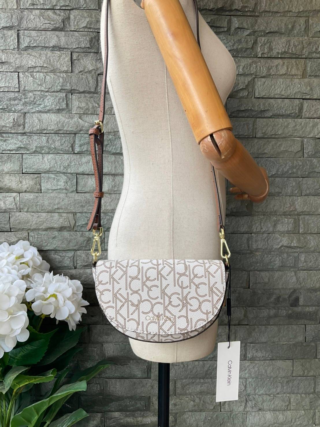 ของแท้ 💯% Calvin Klein Monogram Crossbody Bag กระเป๋าสะพายทรงครอสบอดี้ กระเป๋าคลัทช์ ทรงครึ่งวงกลม ขนาดน่ารัก ลายโมโนแกรมรอบใบ