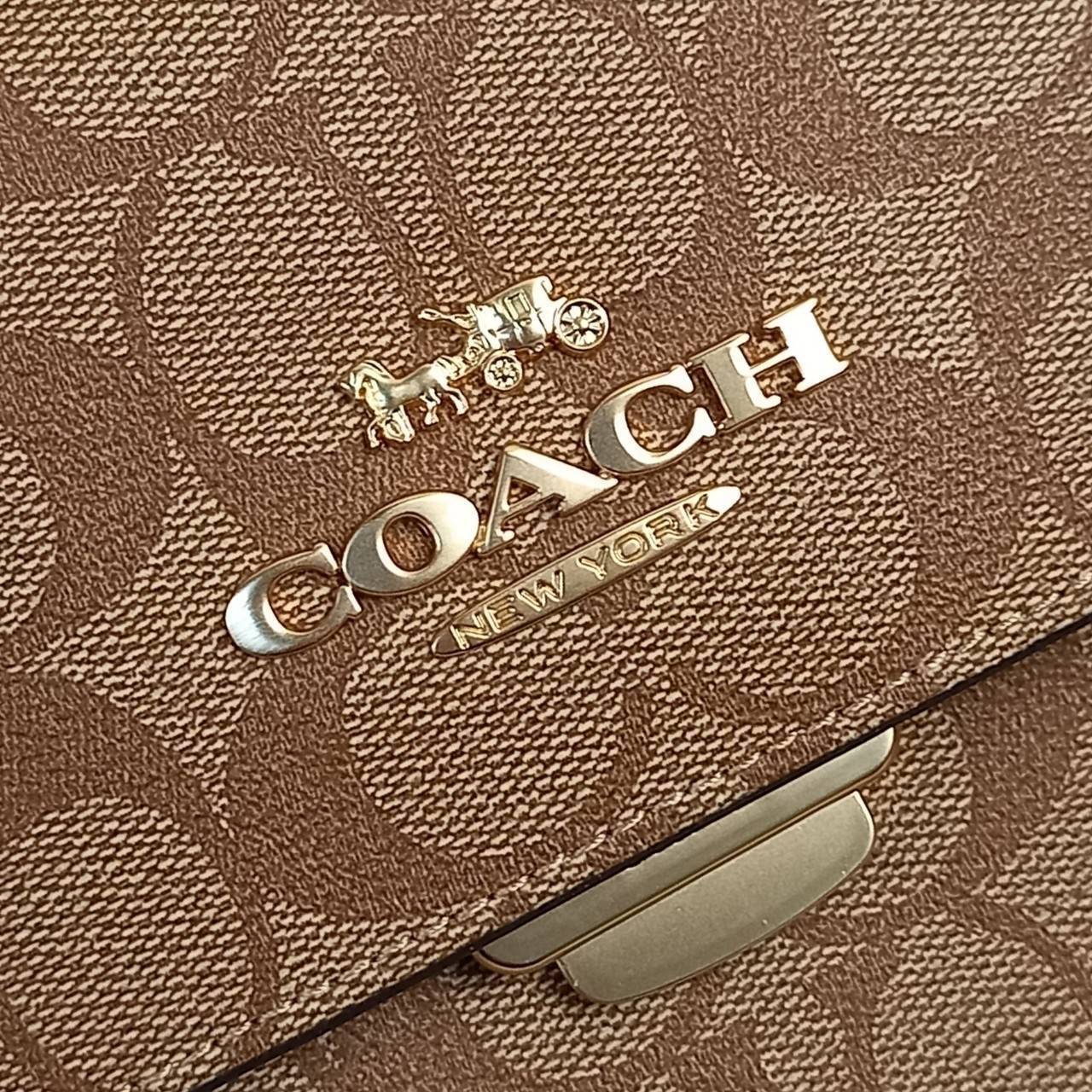 COACH MINI BRYNN CROSSBODY IN SIGNATURE CANVAS (COACH C5592)🍁สวยหรูหรา น่ารัก ด้วยลุคคุณหนู เกินเบอร์มาก!!//กระเป๋าถือ กระเป๋าสะพาย ลุคเก๋ ไซร์มินิ จะถือเป็นครัชแบบเลิศๆ หรือสะพายเป็นครอสบอดี้สุดชิลๆก็รอด// วัสดุหนังแคนวาสคุณภาพ ตกแต่งดีเทลหรูด้วย