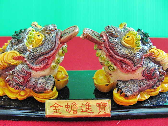 คางคกสามขาคู่คาบเหรียญบนฐานสีดำกวักทรัพย์ ป้องกันสิ่งชั่วร้าย กวักทรัพย์รับสมบัติค่ะ