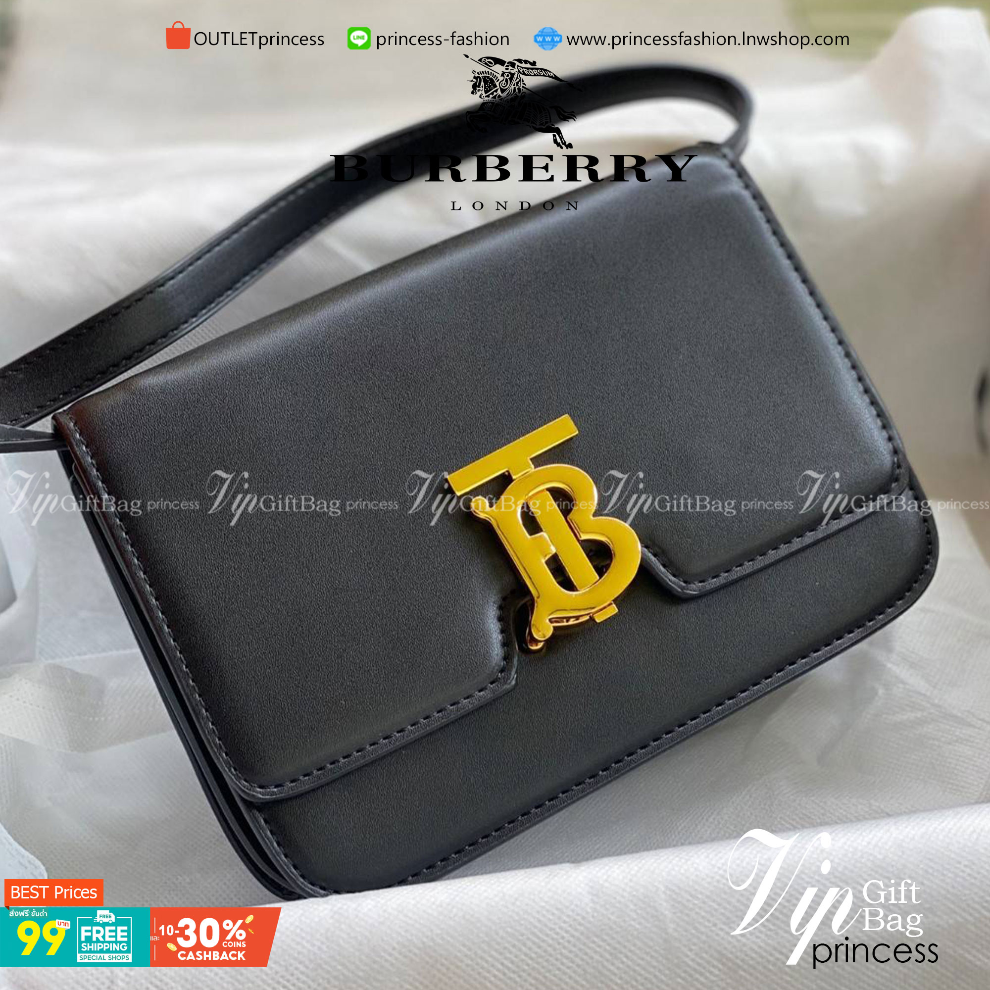 BURBERRY FRAGRANCES CROSSBODY BAG VIP GIFT WITH PURCHASE (GWP) กระเป๋าสะพายพรีเมี่ยมกิ๊ฟ Limited Edition จากน้ำหอม BURBERRY DUTY FREE วัสดุ Calfskin หนังเรียบสวยอยู่ทรงดีไซน์ยอดนิยมประดับโลโก้แบรนด์ทองด้านหน้า เปิดปิดด้วยฝาปิดสัญลักษณ์ตัวB ภายในมีช่องแบ่ง