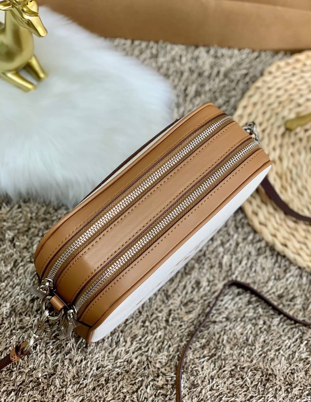 COACH JES CROSSBODY BAG ((6519)) พร้อมส่งที่ไทยก่อนใคร! กระเป๋าสะพายแบบครอสบอดี้ร์ วัสดุแคนวาส+หนัง ได้ลงตัวสวยงามค่ะ สีของกระเป๋าดูละมุลตาดีมากค่ะ ✔️ตัวกระเป๋ามี2ช่องซิปหลัก ภายในกว้างสามารถใส่กระเป๋าเงินใบยาวได้;มือถือได้ทุกรุ่น;ของจำเป็นอื่นๆได้