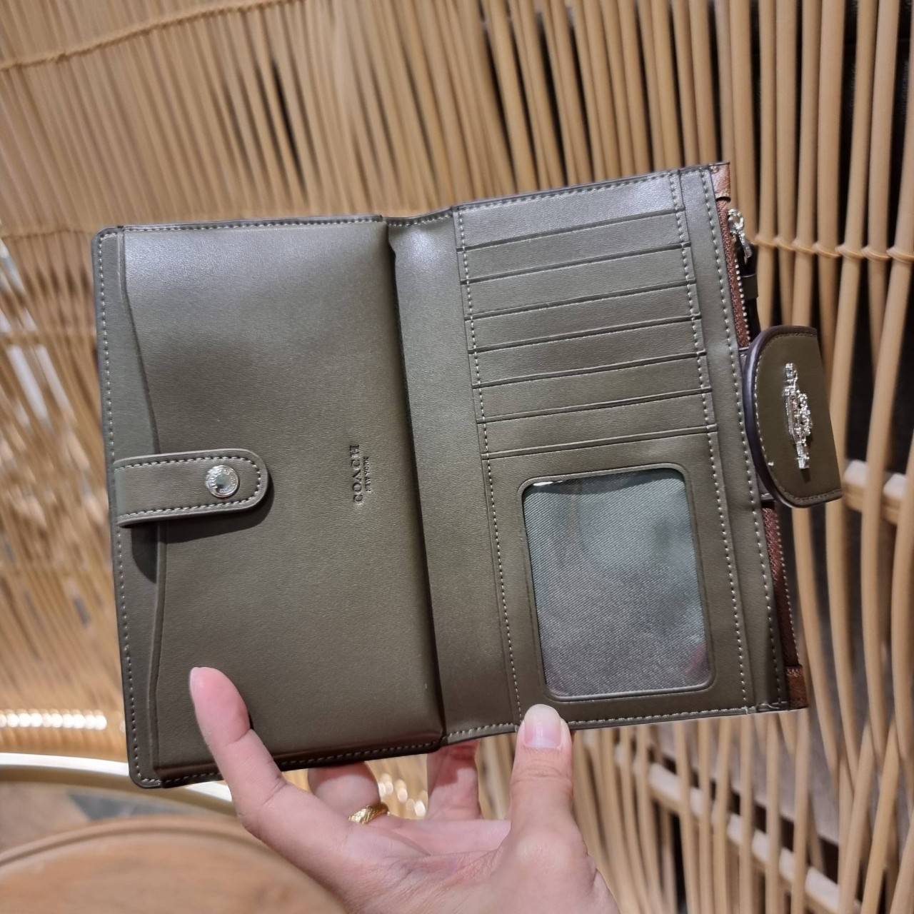 พร้อมส่ง 7 สี COACH C2874 TECH WALLET IN COLORBLOCK SIGNATURE CANVAS จัดให้สีใหม่ก่อนใคร!! ดีไซน์ใหม่ คอลเลคชั่นสวยหรู กระเป๋าสตางค์พร้อมสายคล้องมือ ง่ายต่อชีวิตมากจ้า!! มันดีอะไรเบอร์นี้ ใส่ได้ทั้งบัตร และโทรศัพท์ก็ใส่ได้ทุกรุ่น แถมยังมีช่องซิปแยกไปอีก ช