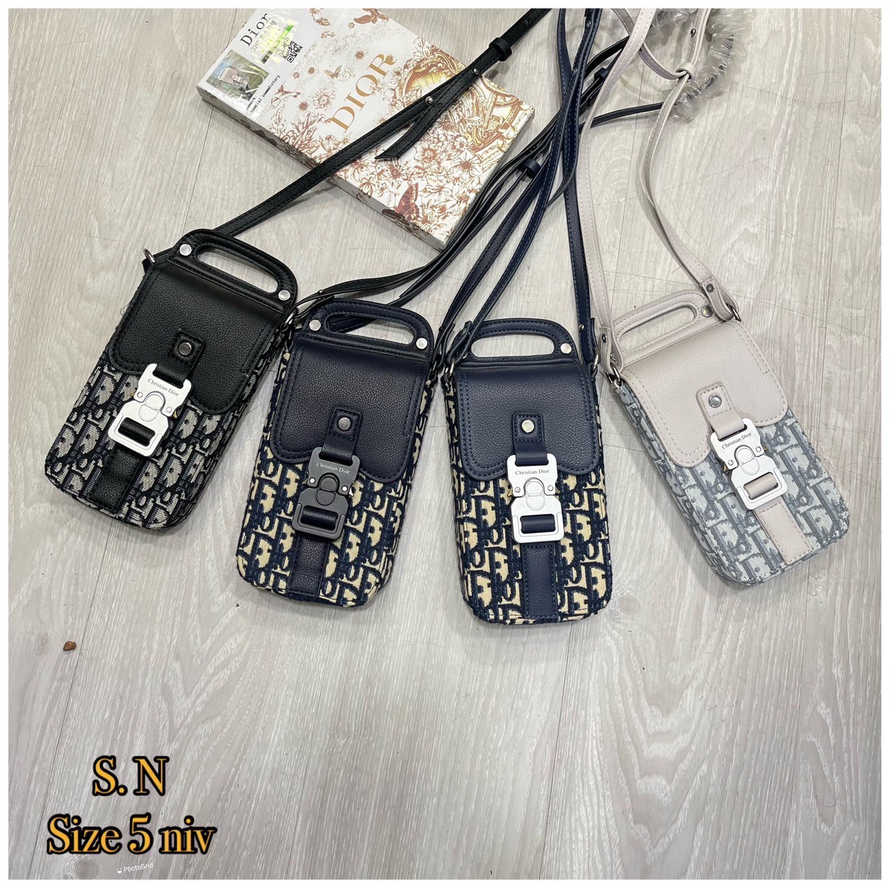 DIOR Phone Bag / DIOR Saddle Vertical Pouch With Strap Oblique Jacquard กระเป๋าสะพายใส่โทรศัพท์แฝงความหรูตามเอกลักษณ์แบรนด์ ได้ใจหนุ่มๆไปเลยใบนี้!! หลงรักตั้งแต่แรกเห็นมีอยู่จริง!! สะพายข้างคูลๆ พกพาไปไหนๆได้สะดวก คล่องตัวกว่าเดิม