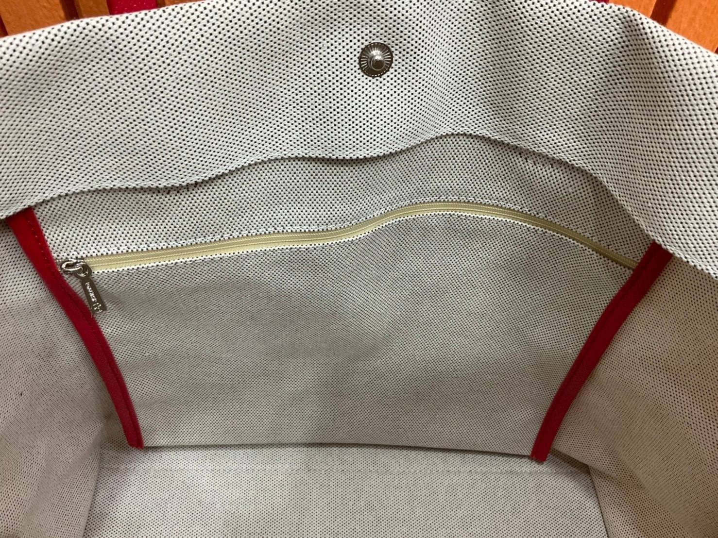 LONGCHAMP ESSENTIAL TOILE SHOULDER BAG L ECRU กระเป๋าสะพายข้าง รุ่นใหม่ล่าสุดทรงฮิต!! ฮิตกันมากๆในเหล่าบรรดาเซเลป วัสดุ Cotton Canvas & Grained cowhide ด้วยดีไซน์ทรงสวยคลาสสิค ขนาดกำลังดีเนื้อหนา ตั้งอยู่ทรง น้ำหนักเบา