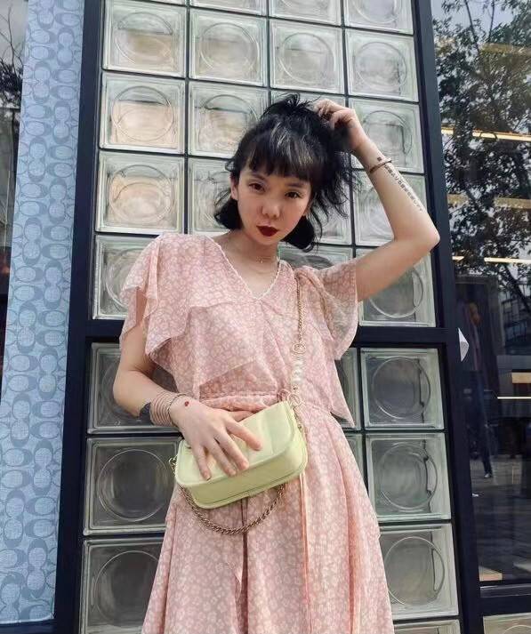 COACH SWINGER 20 WITH QUILTING ((C3490)) พร้อมส่งที่ไทย ออกใหม่ล่าสุดค่ะ! กระเป๋าหิ้วหรือคล้องไหล่ ใบขนาดกระทัดรัด หนัง Nappa แบบนวมล่าสุดค่ะ! เปิดปิดกระเป๋าแบบหมุนล็อค ภายในสามารถใส่มือถือได้;กระเป๋าเงินใบสั้นได้;พาสปอร์ตได้;พร้อมช่องเสียบบัตรได้อีกสามช่