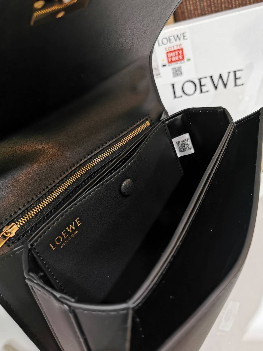 LOEWE CROSSBODYBAG VIP GIFT WITH PURCHASE (GWP) กระเป๋าสะพายพรีเมี่ยมกิ๊ฟ Limited Edition จากน้ำหอม LOEWE DUTY FREE วัสดุหนังแท้ Calf Leather หนังเรียบสวยอยู่ทรงดีไซน์สุดคลาสสิค เปิดปิดด้วยฝาปิดโลโก้แบรนด์อะไหล่ทองหรู ภายในมีช่องแบ่งหลายช่องแยกเป็นสัดส่วน