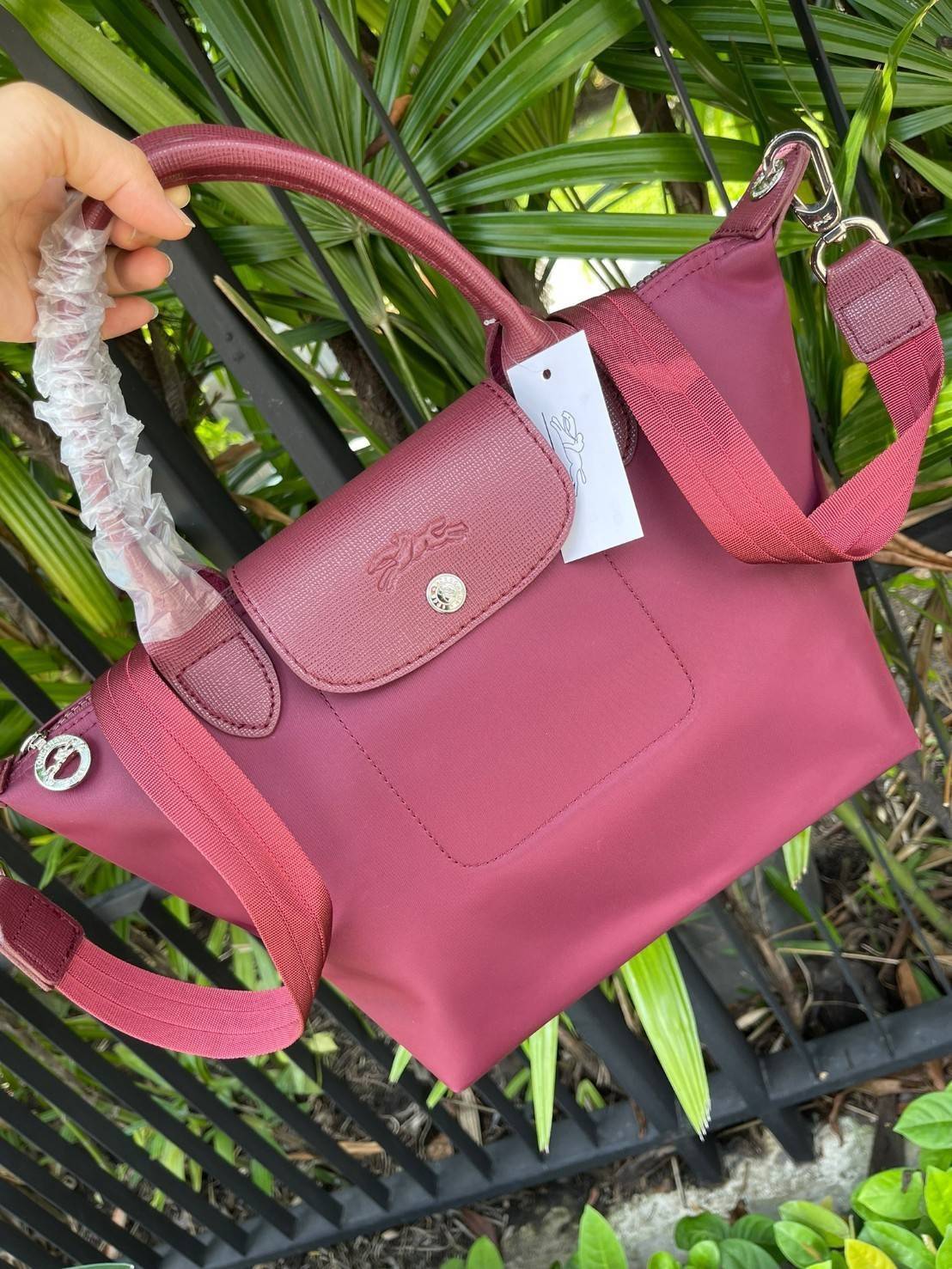 Longchamp Le Pliage Neo Size S มาพบกับกระเป๋ารุ่นยอดนิยม ที่สาวๆ ต้องมีไว้เก็บไว้สักใบ กระเป๋าโท้ทใบนี้ มาพร้อมกับสีที่มีสไตล์เรียบง่าย มีสายสะพายยาวช่วยให้คุณสามารถสะพายไหล่ได้อย่างสบาย ในขณะที่ที่ปิดแบบซิปช่วยให้คุณมั่นใจได้ว่าของด้านในมีความปลอดภัย Le 