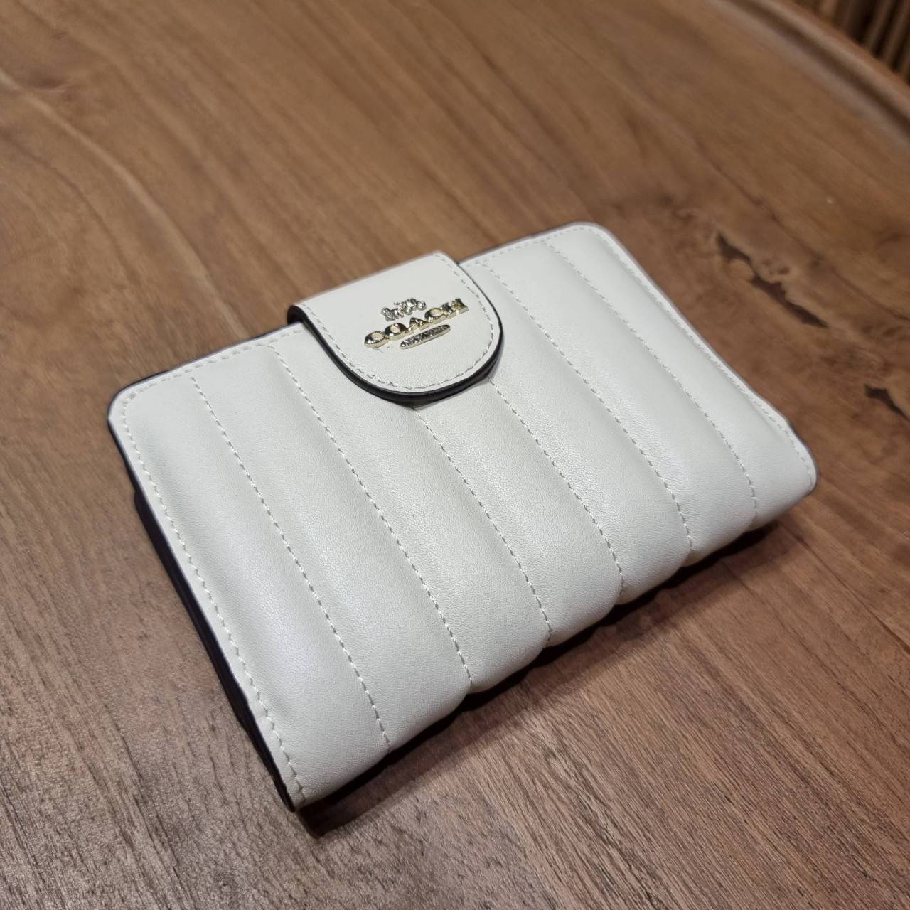 COACH C3454 MEDIUM CORNER ZIP WALLET ความหรูที่ซื้อได้!! กระเป๋าสตางค์ดีไซน์ใหม่ล่าสุด ออกแบบมาหรูดูดี ดีเทลลูกเล่นบุหนัง nappa นิ่มขึ้นเงาสวยมากๆ เปิด-ปิดใช้งานง่าย มีช่องซิปแยก มีช่องใส่บัตร ใส่ธนบัตรได้ทุกชนิด สะดวกใช้จริงๆใบนี้ สาวๆได้ไปใช้แล้วไม่อยาก